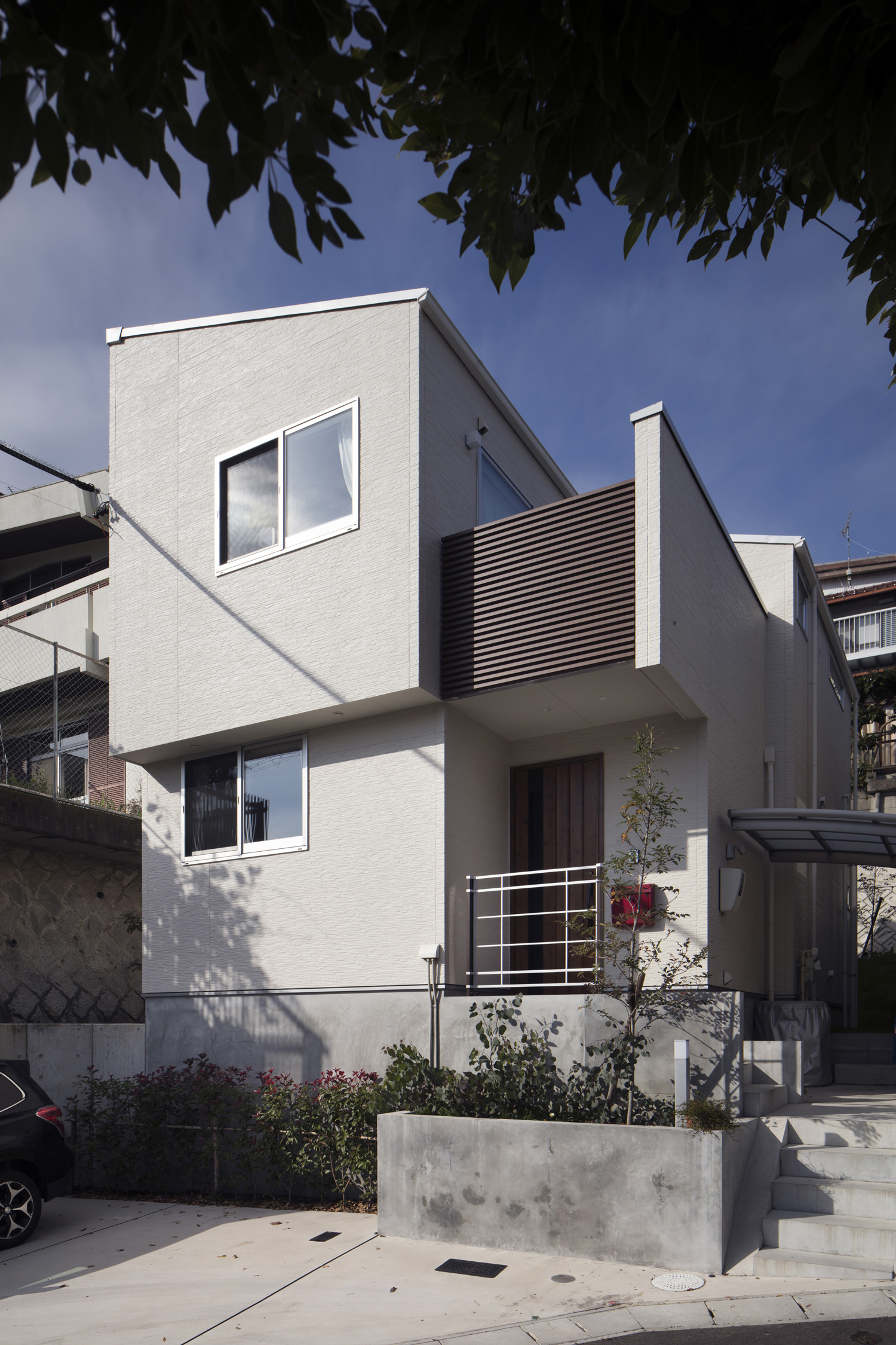 二階にバルコニーがある白い外観の住宅・デザイン住宅 注文住宅・デザイン住宅建築実例_『CASE640 nature』_外観