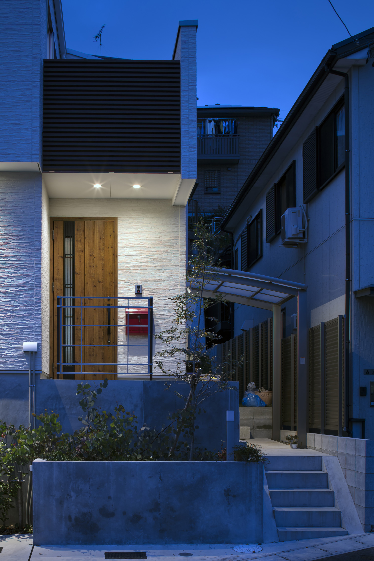 軒天井のダウンライトに照らされる木の玄関扉・デザイン住宅 注文住宅・デザイン住宅建築実例_『CASE640 nature』_外観