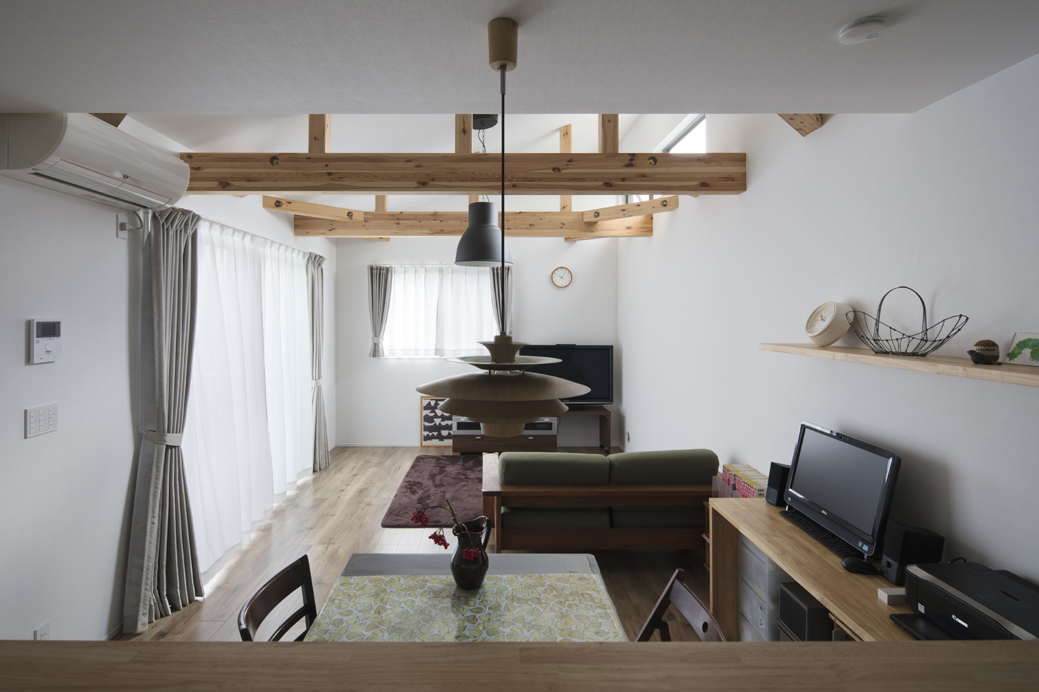 二方向に窓がある梁見せ天井のLDK・デザイン住宅 注文住宅・デザイン住宅建築実例_『CASE640 nature』_LDK