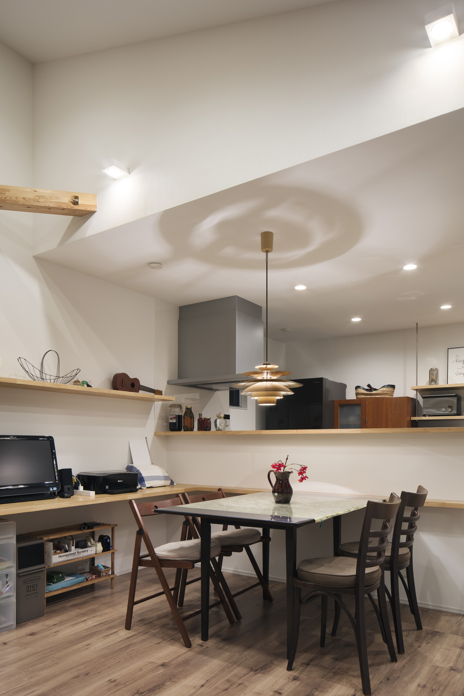 天井の高さを変えた、ペンダントライトやスポットライトが取り付けられたLDK・デザイン住宅 注文住宅・デザイン住宅建築実例_『CASE640 nature』_LDK