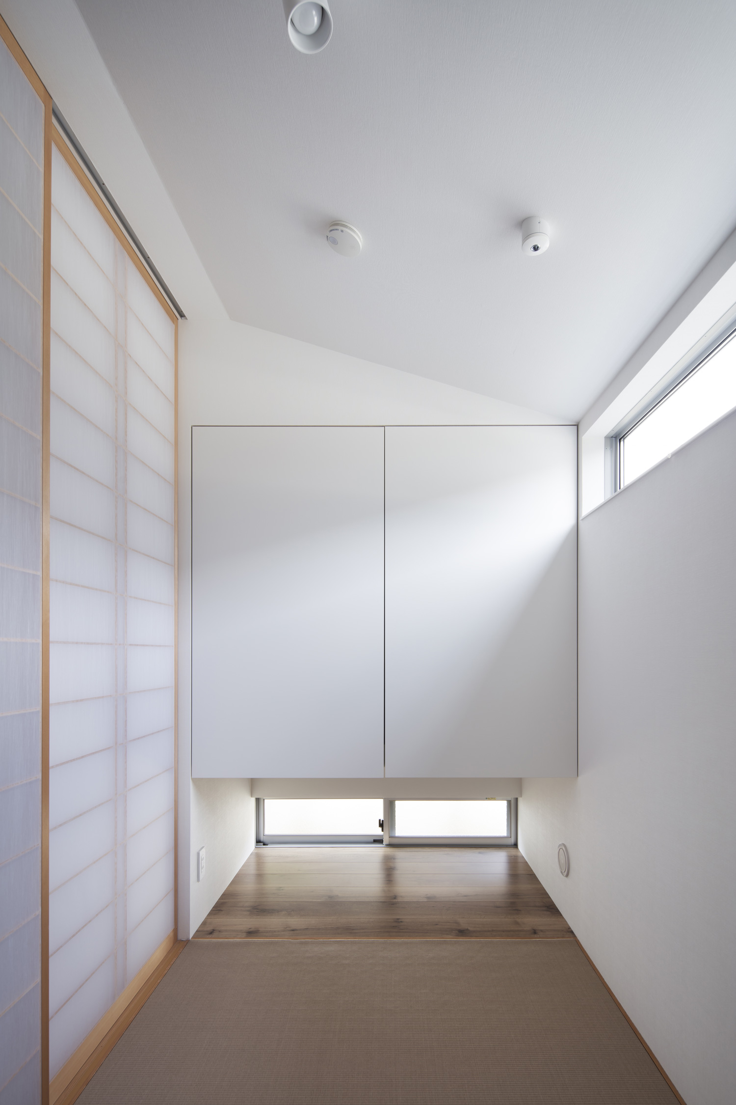 地窓と天井近くのスリット窓を設けた白い壁の和室・デザイン住宅 注文住宅・デザイン住宅建築実例_『CASE640 nature』_和室