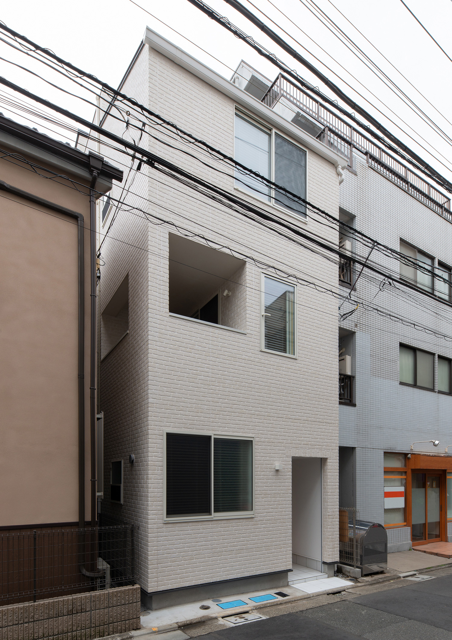 白い外壁の三階建て狭小住宅・デザイン住宅 注文住宅・デザイン住宅建築実例_『CASE641 だんだん』_外観