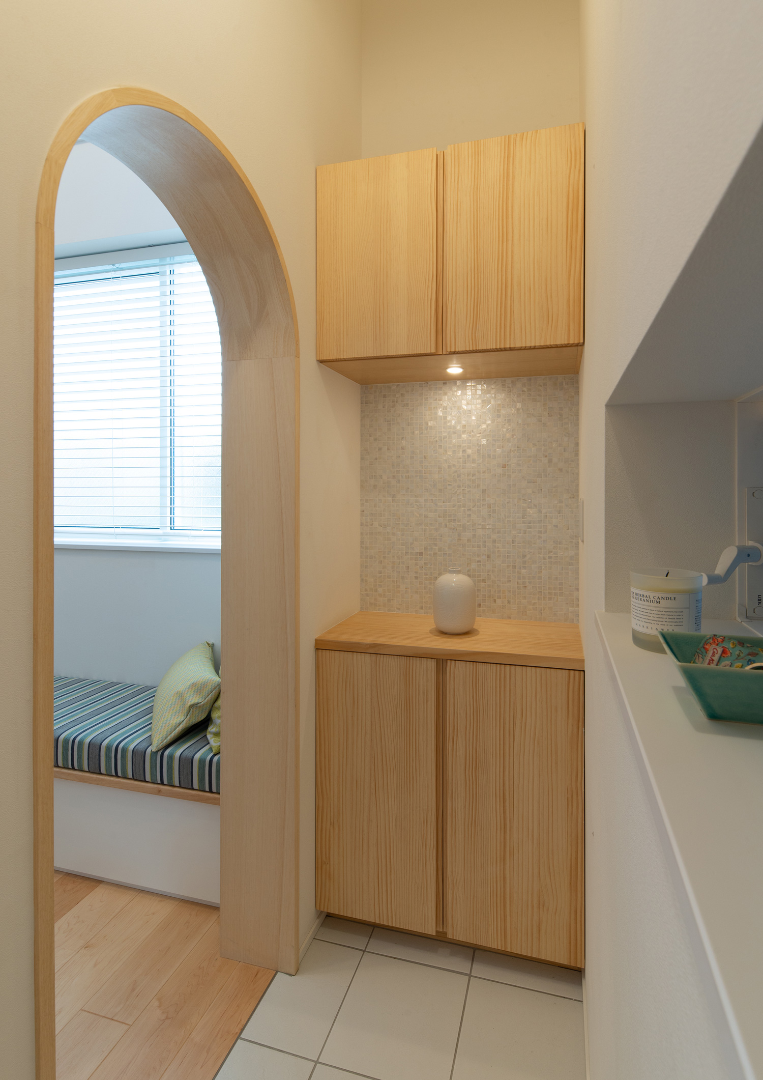 室内への入口がアーチ壁になっている、木の棚がある玄関・デザイン住宅 注文住宅・デザイン住宅建築実例_『CASE641 だんだん』_玄関