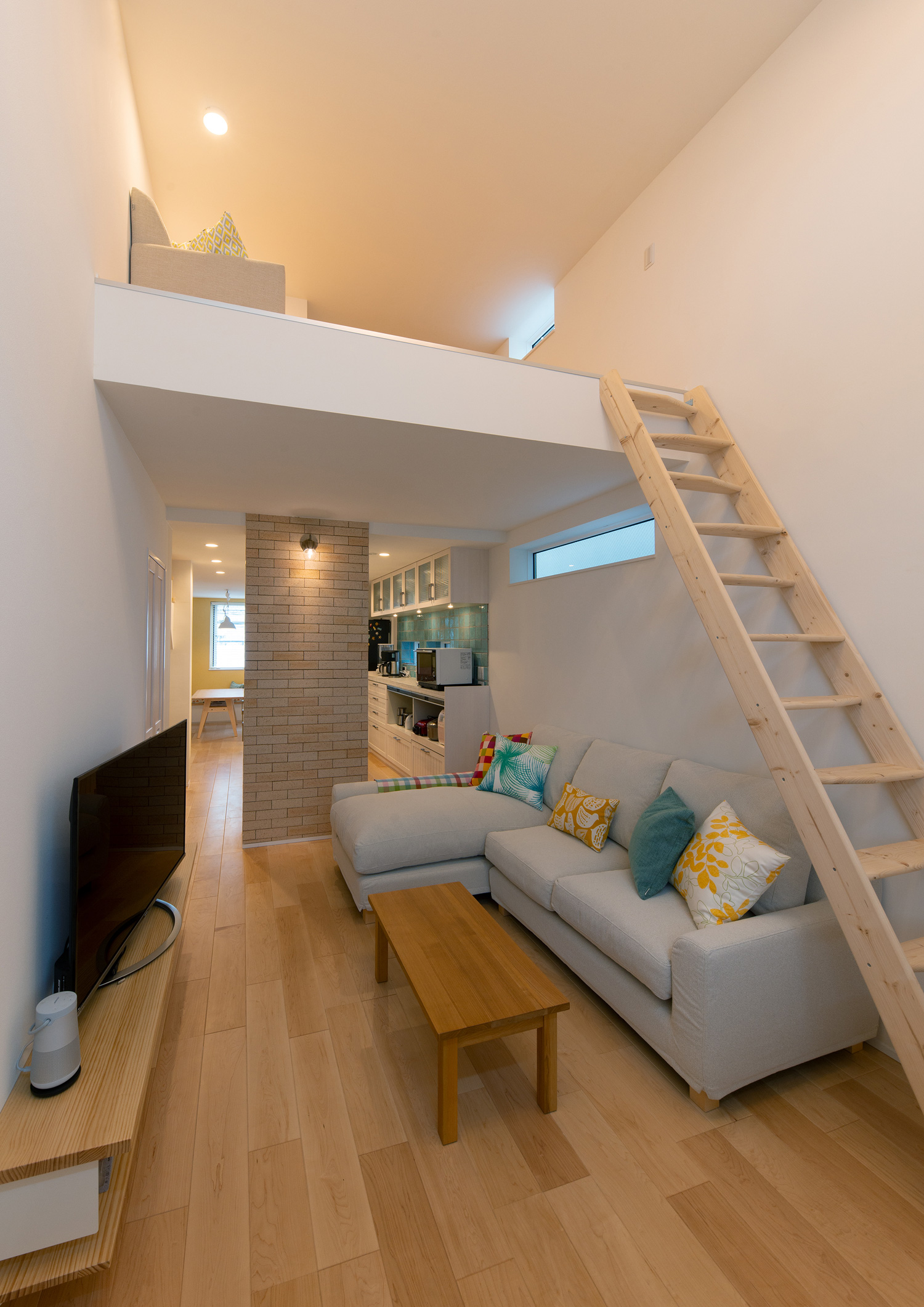 グレーのL字ソファーが置かれた、ロフトのあるLDK・デザイン住宅 注文住宅・デザイン住宅建築実例_『CASE641 だんだん』_LDK