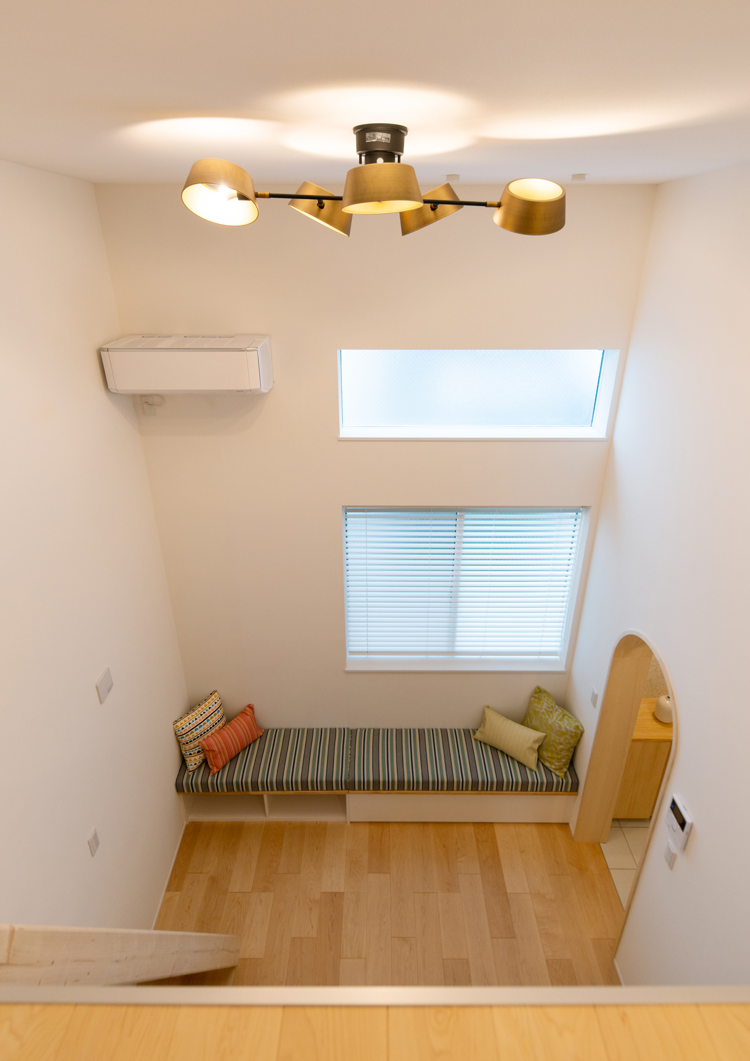 ロフトから、壁際に造作ベンチが設けられたLDKを見下ろした様子・デザイン住宅 注文住宅・デザイン住宅建築実例_『CASE641 だんだん』_LDK