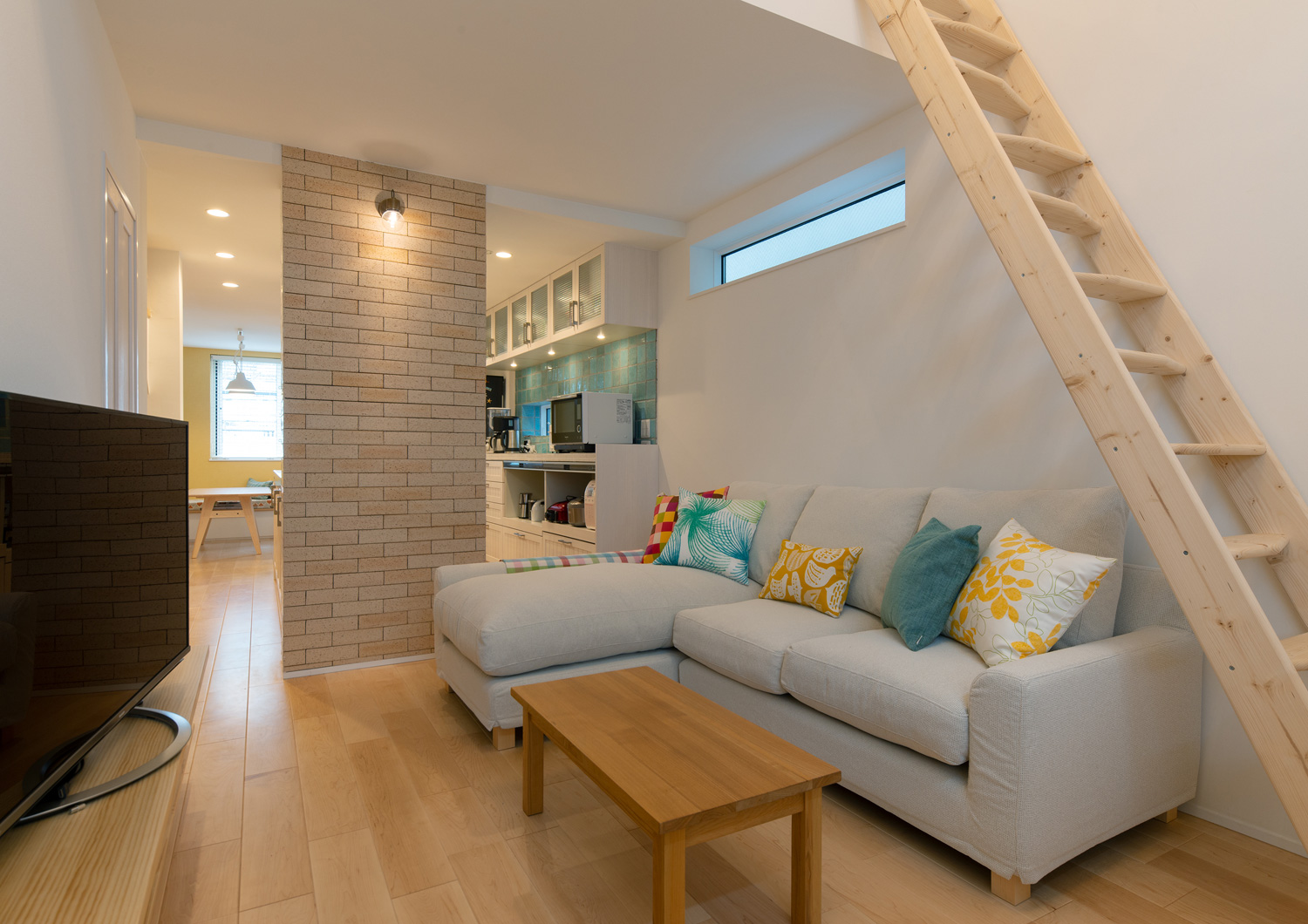 グレーのL字ソファーのそばに木製のスケルトン階段があるLDK・デザイン住宅 注文住宅・デザイン住宅建築実例_『CASE641 だんだん』_LDK