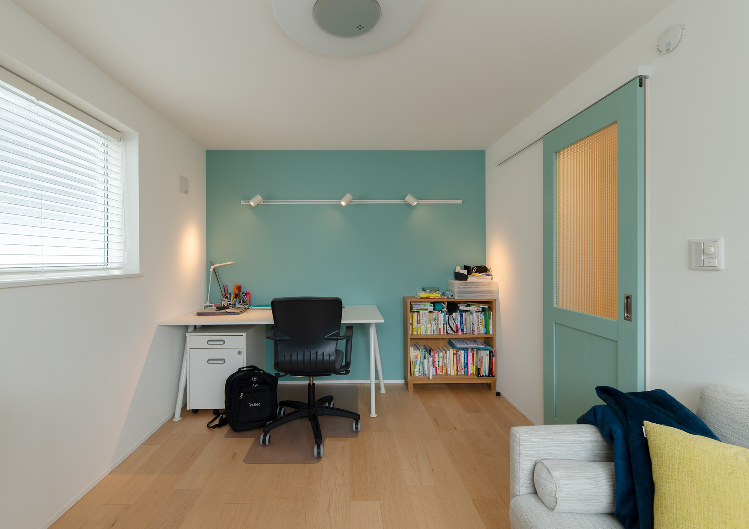 ガラス窓付きの扉やアクセントクロスを水色にした個室・デザイン住宅 注文住宅・デザイン住宅建築実例_『CASE641 だんだん』_書斎