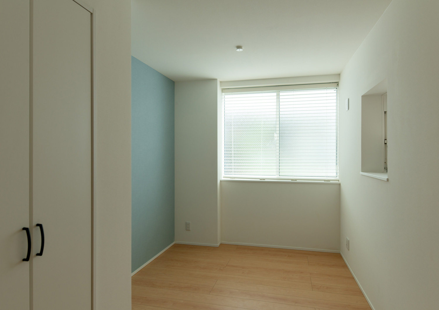 水色のアクセントクロスを設けた、ブラインド付きの窓のある個室・デザイン住宅 注文住宅・デザイン住宅建築実例_『CASE641 だんだん』_寝室