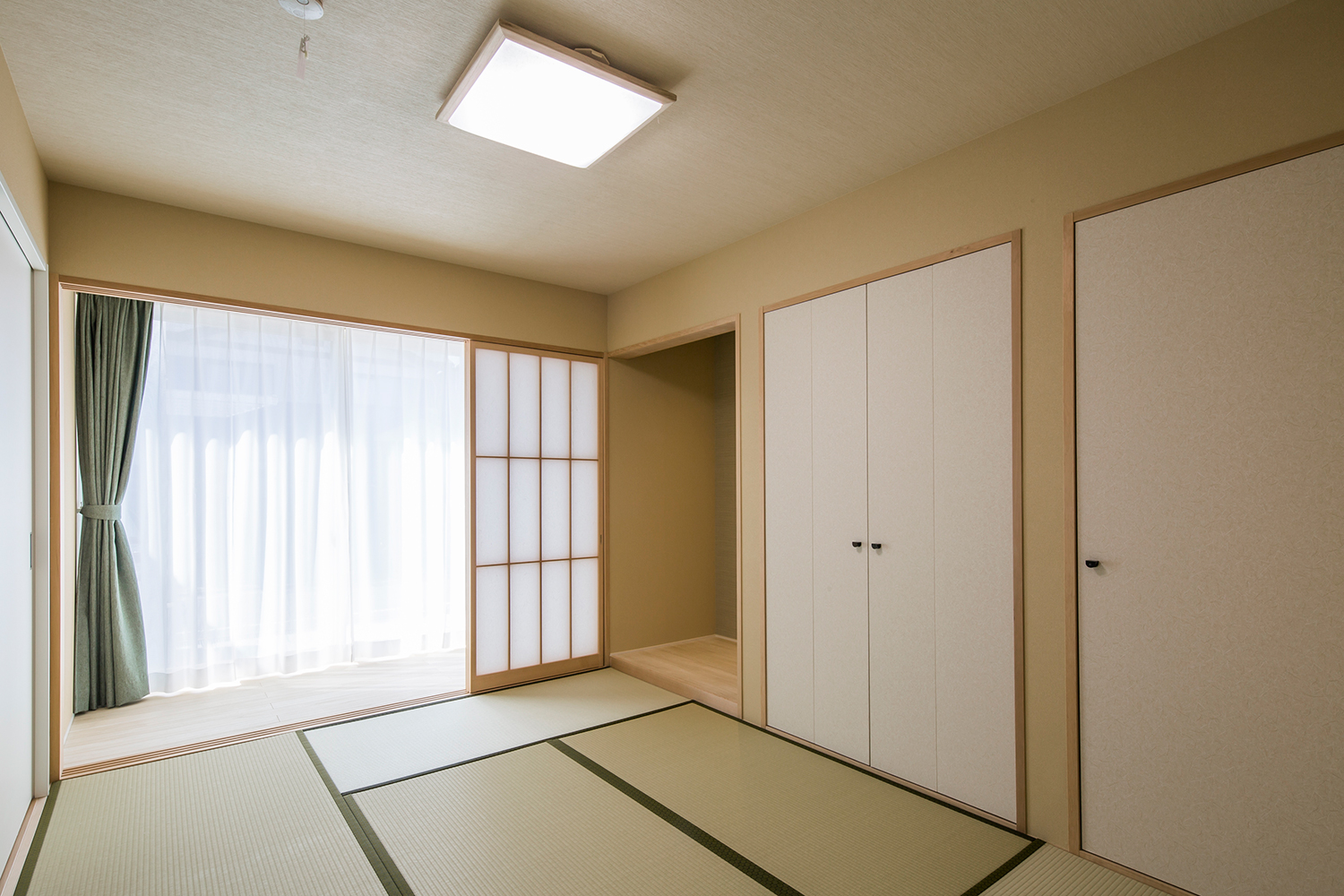 障子で仕切られた、押し入れや床の間のある純和風の和室・デザイン住宅 注文住宅・デザイン住宅建築実例_『CASE635 三角屋根でつながる家』_和室