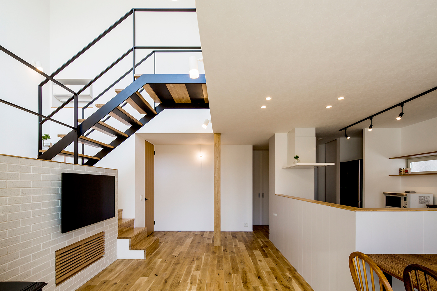 スキップフロアがある吹き抜けのLDK・デザイン住宅 注文住宅・デザイン住宅建築実例_『CASE635 三角屋根でつながる家』_LDK