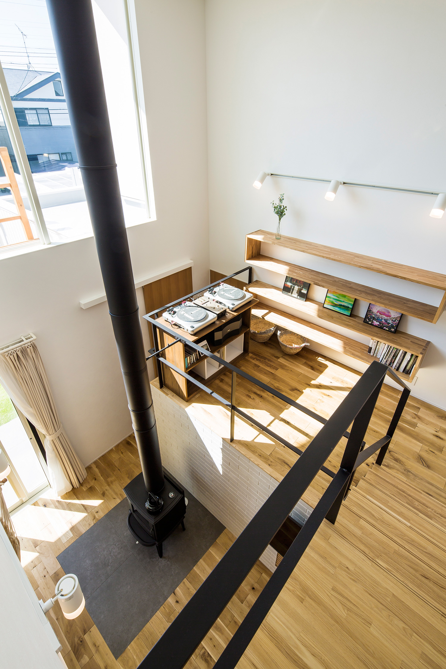 スキップフロアにDJブースを設けた、吹き抜けのあるLDK・デザイン住宅 注文住宅・デザイン住宅建築実例_『CASE635 三角屋根でつながる家』_LDK