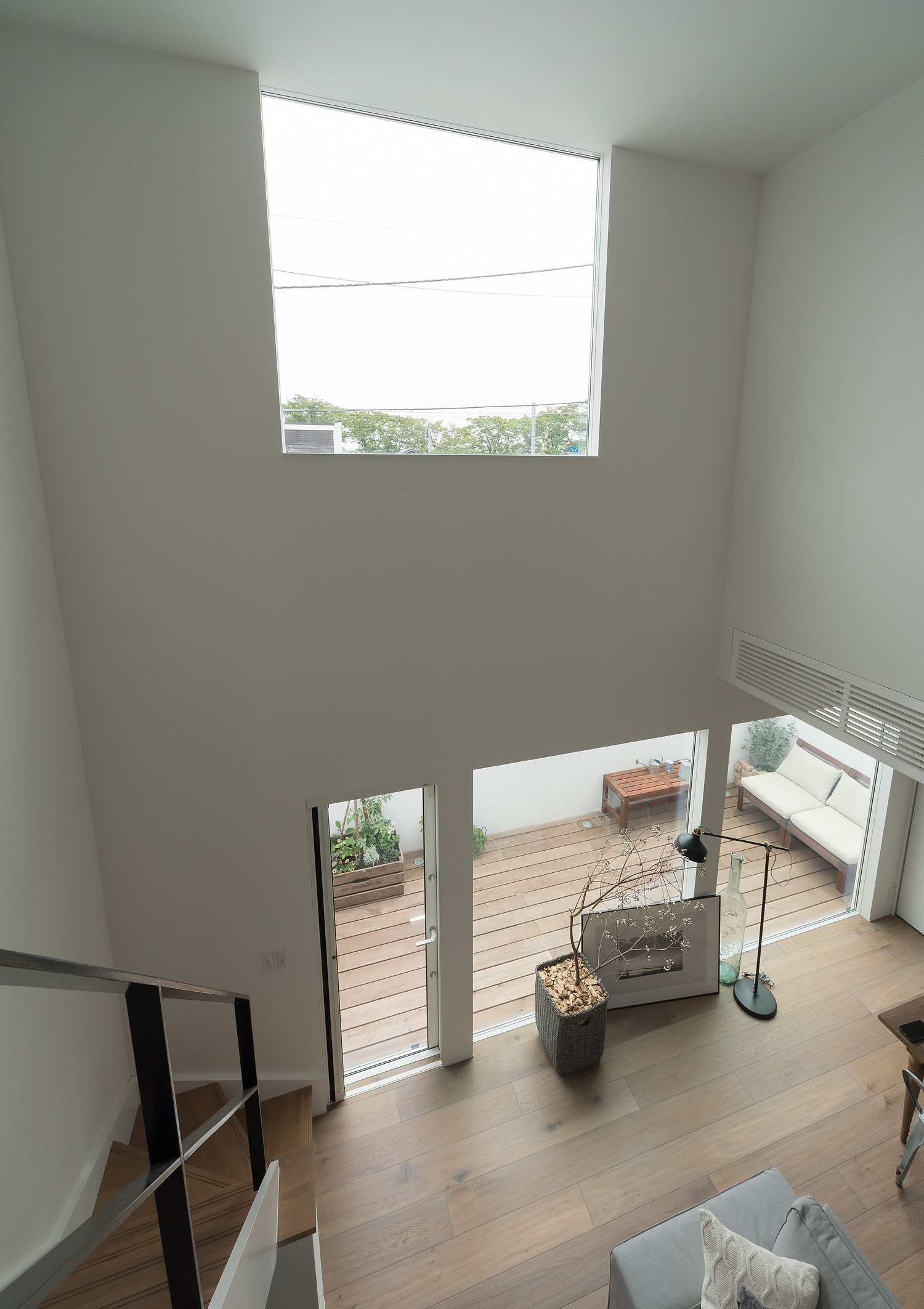 ウッドデッキのテラスとフラットに繋がったLDKを見下ろした様子・デザイン住宅 注文住宅・デザイン住宅建築実例_『CASE642 優×和』_LDK