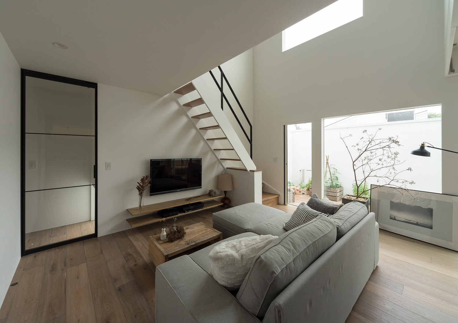 テラスに繋がる大きな窓がある吹き抜けのLDK・デザイン住宅 注文住宅・デザイン住宅建築実例_『CASE642 優×和』_LDK