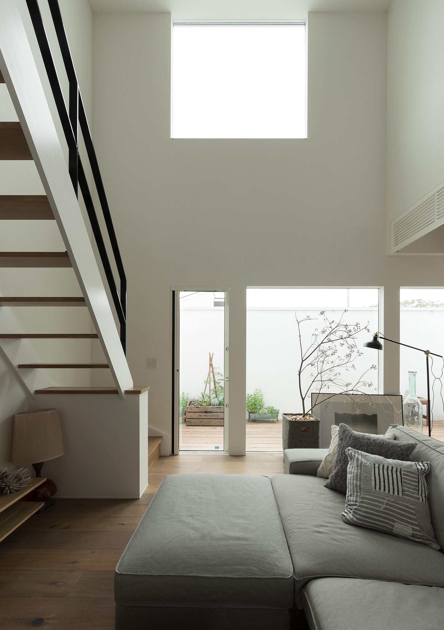 テラスに面した窓と、天井近くの大きな窓がある吹き抜けのLDK・デザイン住宅 注文住宅・デザイン住宅建築実例_『CASE642 優×和』_LDK