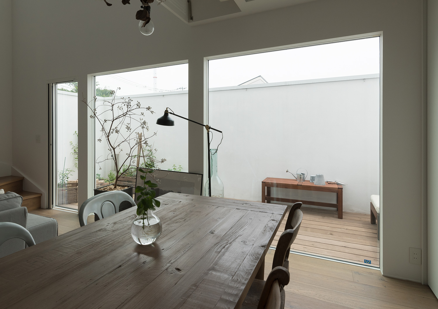 四人掛けのテーブルがあるLDKとフラットに繋がるウッドデッキのテラス・デザイン住宅 注文住宅・デザイン住宅建築実例_『CASE642 優×和』_LDK