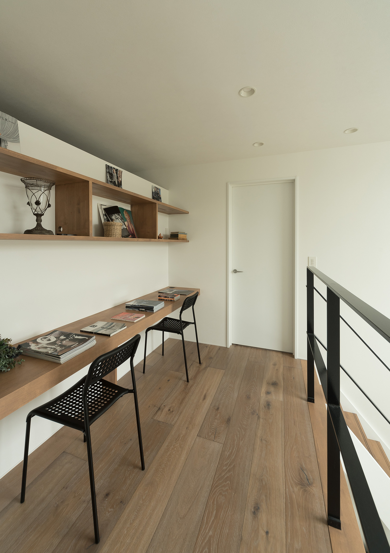 吹き抜けと反対側の壁に向かったデスクスペース・デザイン住宅 注文住宅・デザイン住宅建築実例_『CASE642 優×和』_書斎