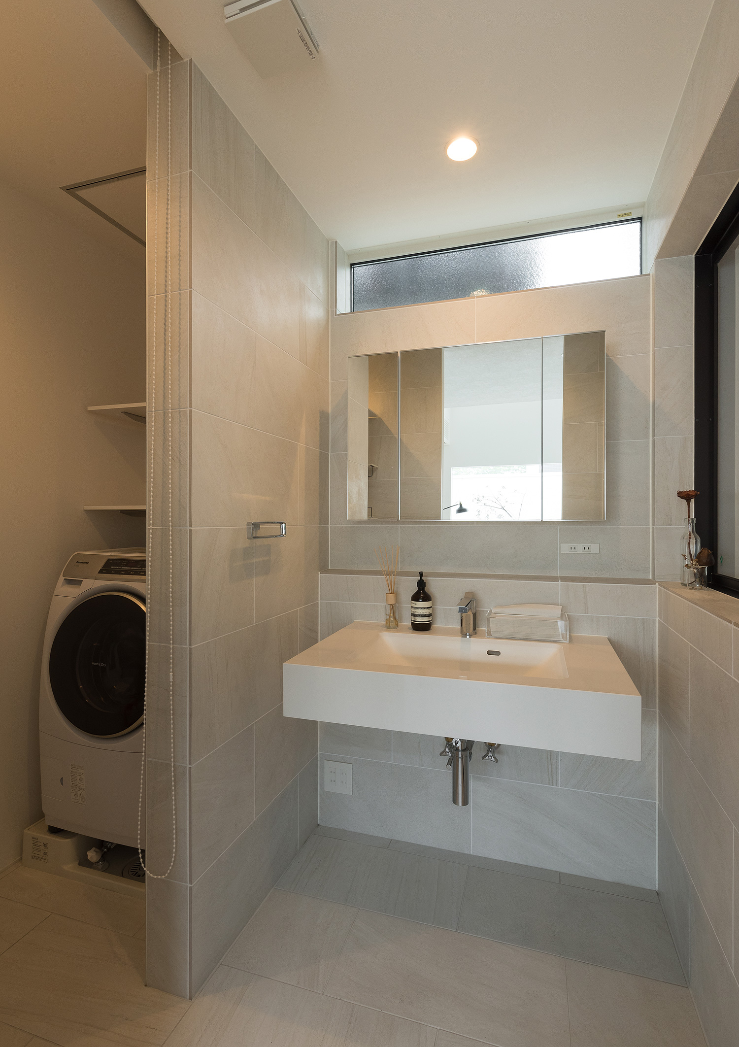 洗面所とランドリールームがロールスクリーンで仕切られた様子・デザイン住宅 注文住宅・デザイン住宅建築実例_『CASE642 優×和』_浴室・洗面所