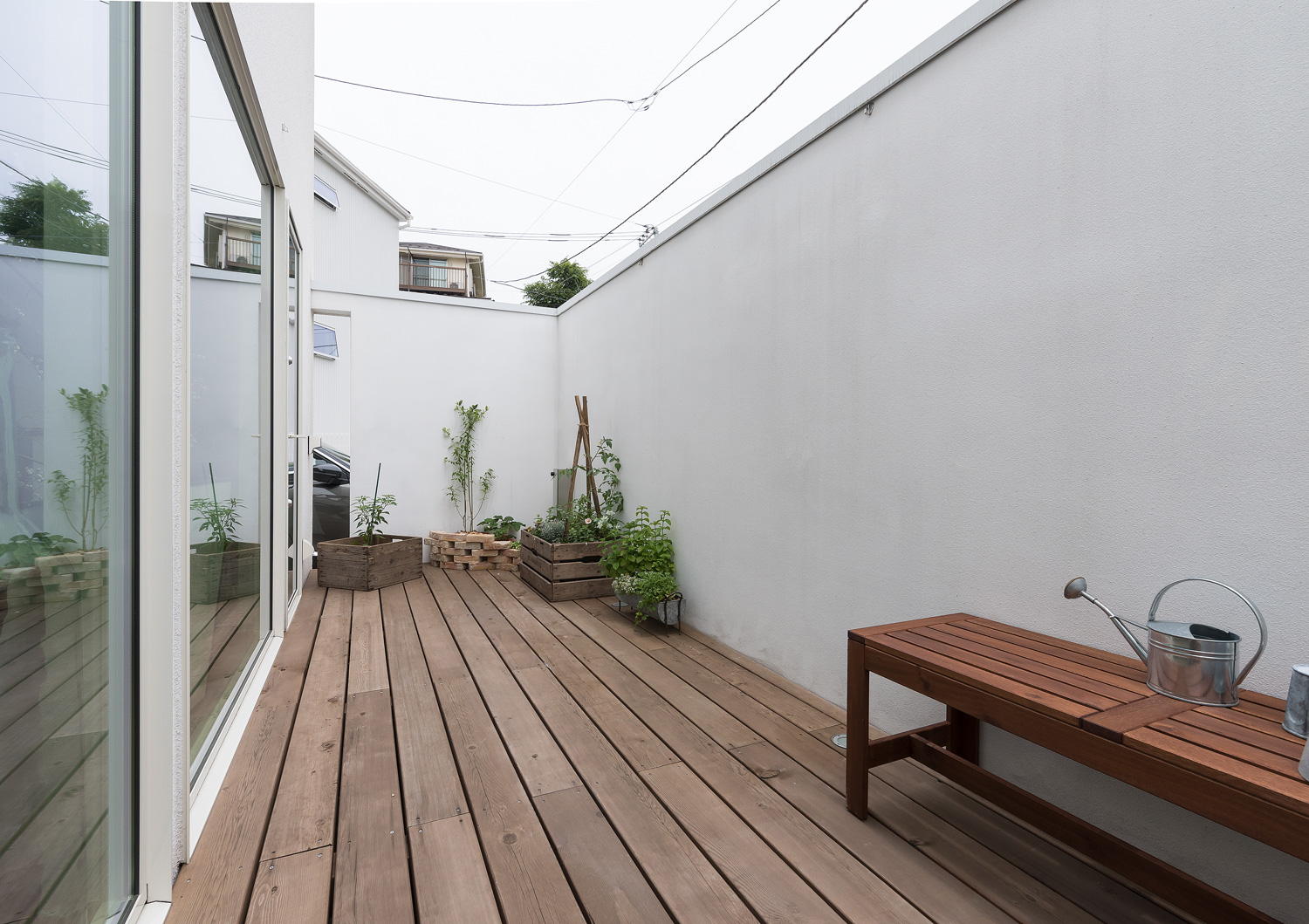 木のベンチや観葉植物が置かれたウッドデッキのテラス・デザイン住宅 注文住宅・デザイン住宅建築実例_『CASE642 優×和』_テラス・バルコニー