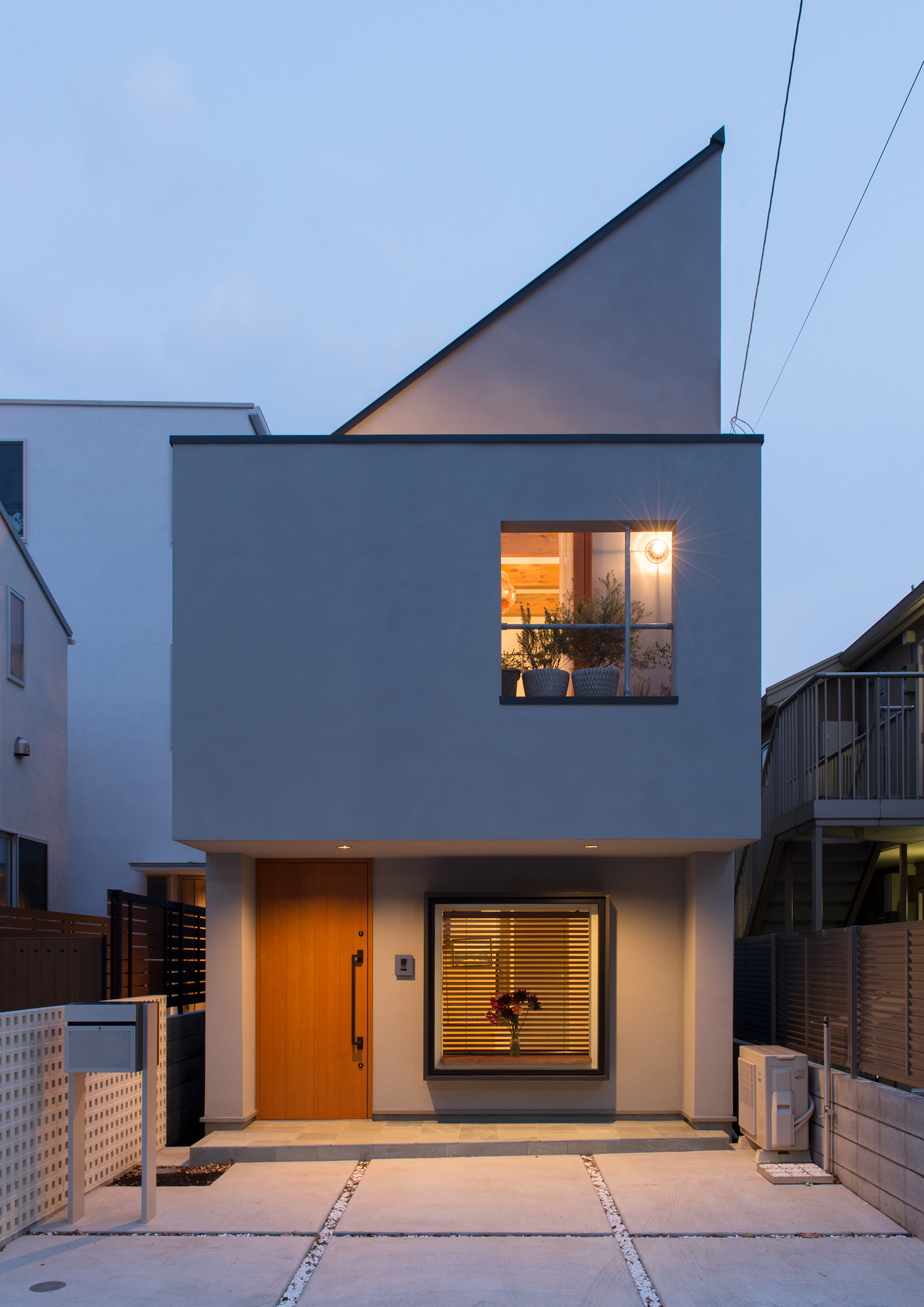 バルコニー部分の壁が窓のように正方形にくりぬかれた斜め屋根の住宅・デザイン住宅 注文住宅・デザイン住宅建築実例_『CASE643 だて窓のハウス』_外観