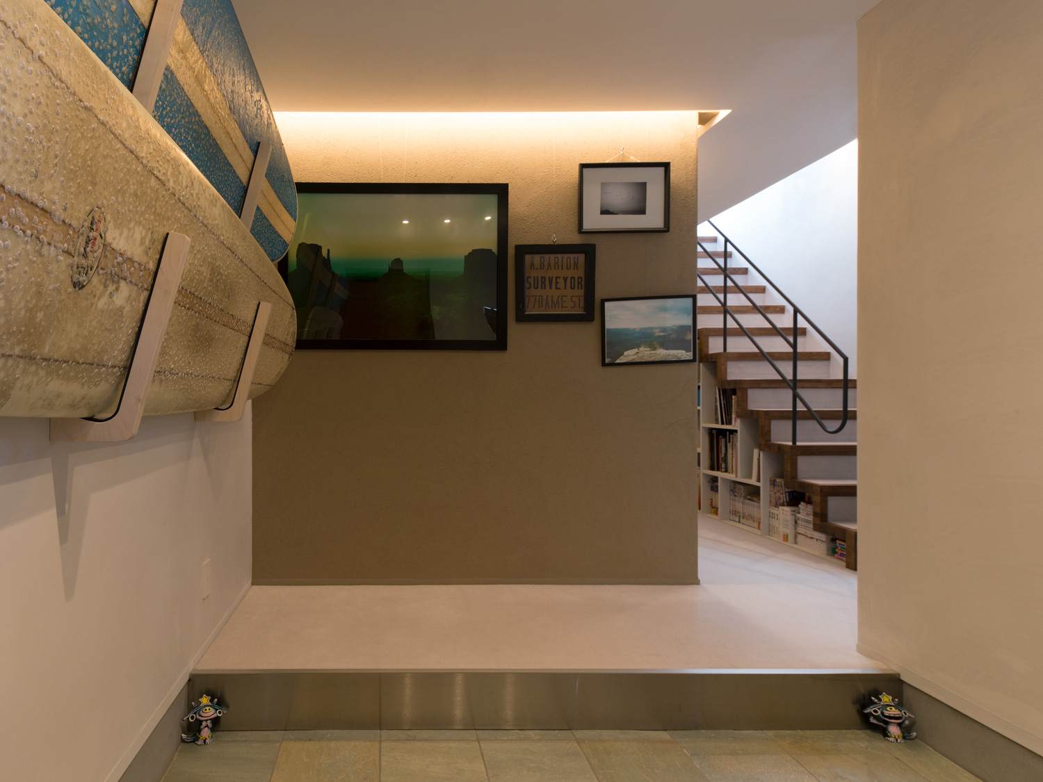 壁にサーフボードや写真が飾られている玄関・デザイン住宅 注文住宅・デザイン住宅建築実例_『CASE643 だて窓のハウス』_玄関