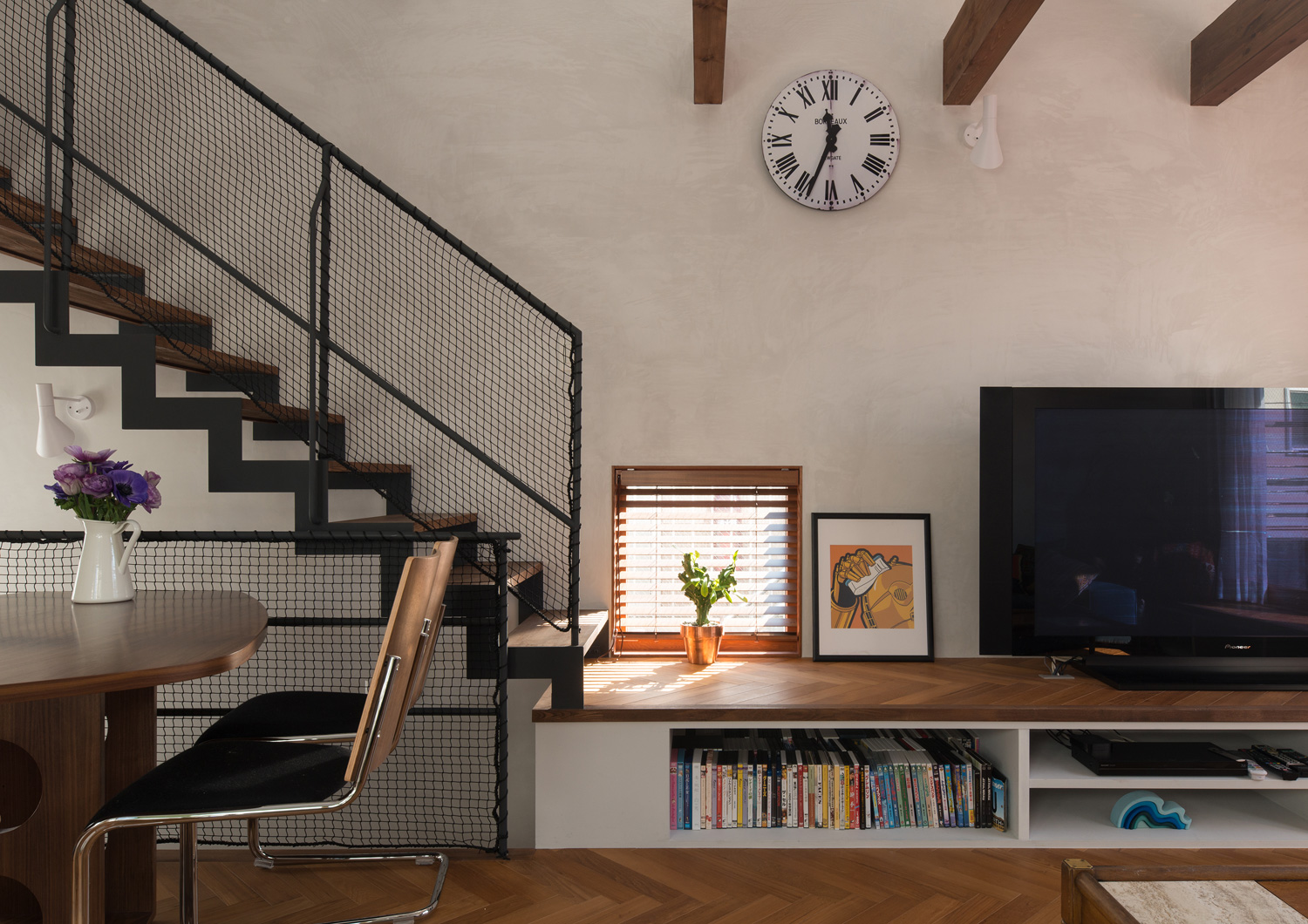 床に段差付けた段差を、収納として活用しているリビングイン階段があるLDK・デザイン住宅 注文住宅・デザイン住宅建築実例_『CASE643 だて窓のハウス』_LDK