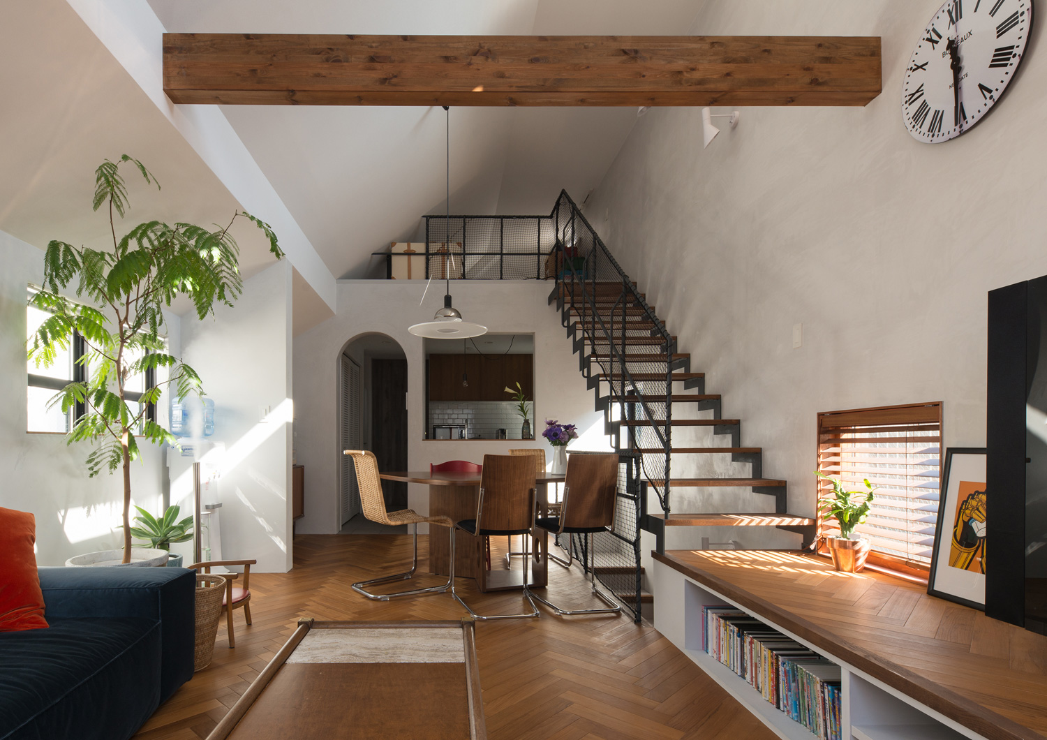 ヘリンボーン柄の床で、梁を見せた高天井のLDK・デザイン住宅 注文住宅・デザイン住宅建築実例_『CASE643 だて窓のハウス』_LDK