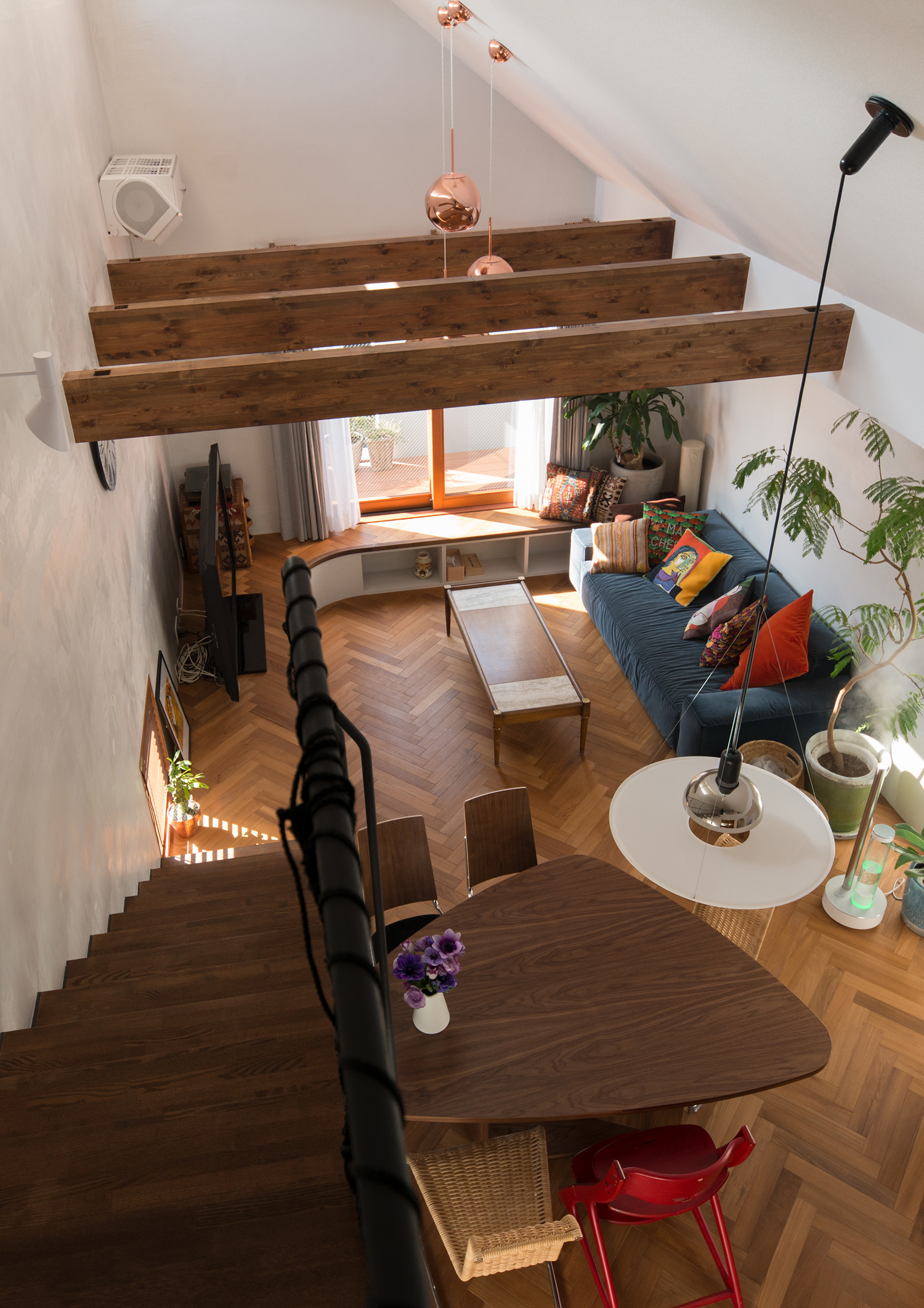 天井にペンダントライトが取り付けられた梁見せ天井のLDKをロフトから見た様子・デザイン住宅 注文住宅・デザイン住宅建築実例_『CASE643 だて窓のハウス』_LDK