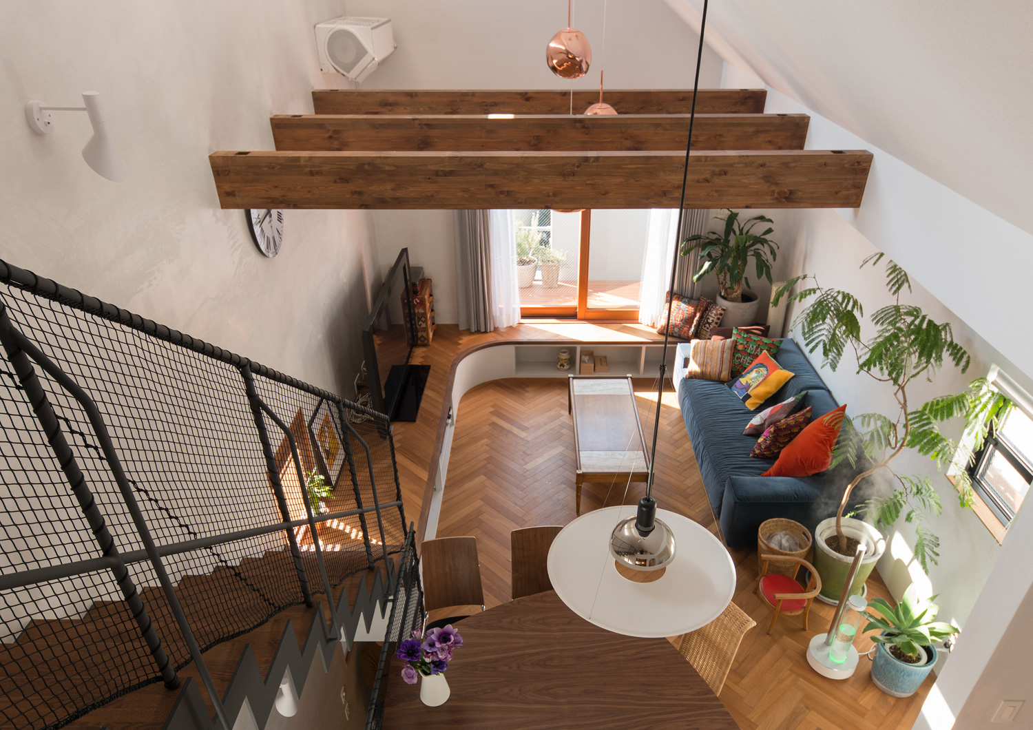 ロフトからヘリンボーン柄の床のLDKを見た様子・デザイン住宅 注文住宅・デザイン住宅建築実例_『CASE643 だて窓のハウス』_LDK