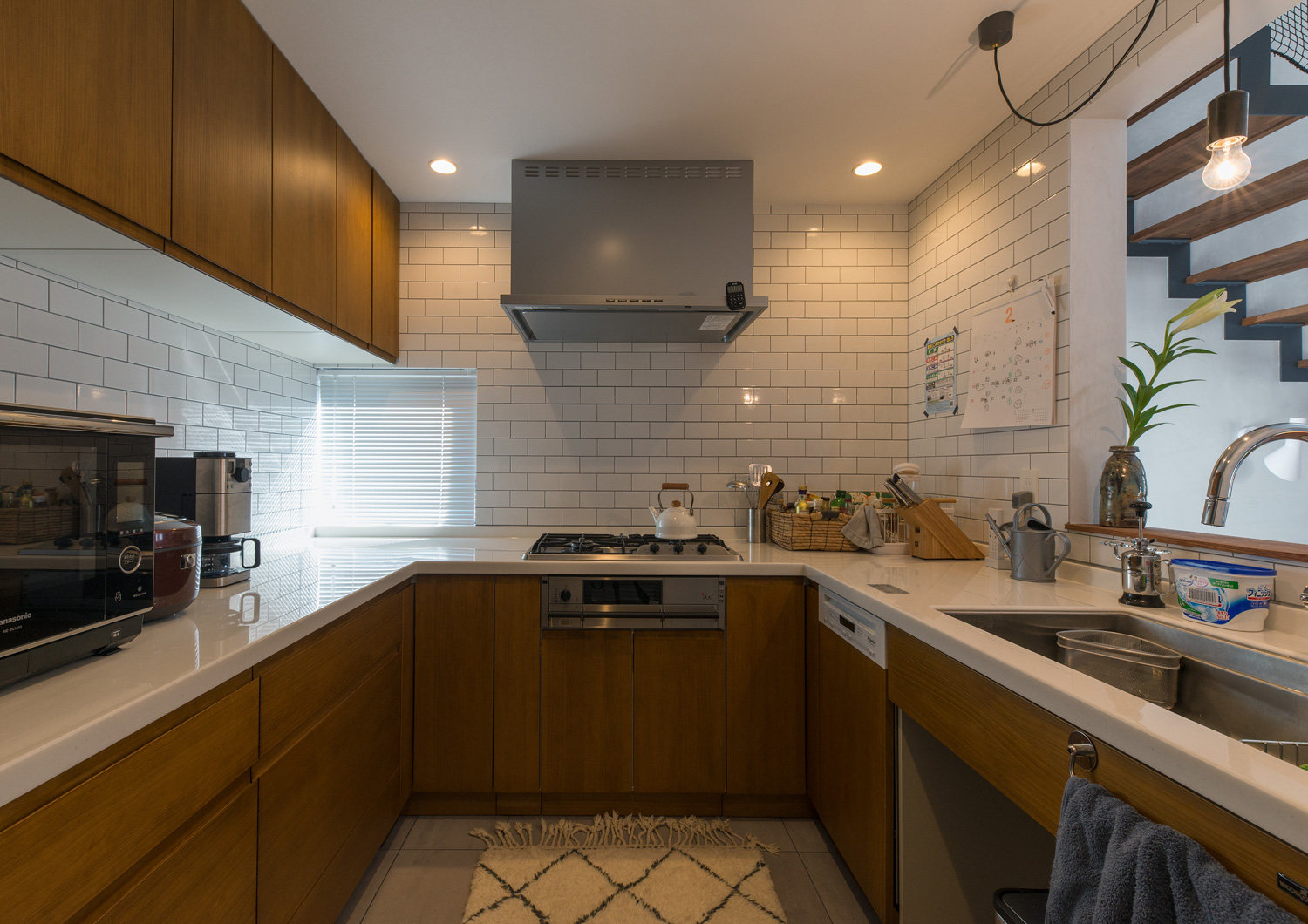 壁にタイルが張られたコの字型のキッチン・デザイン住宅 注文住宅・デザイン住宅建築実例_『CASE643 だて窓のハウス』_キッチン