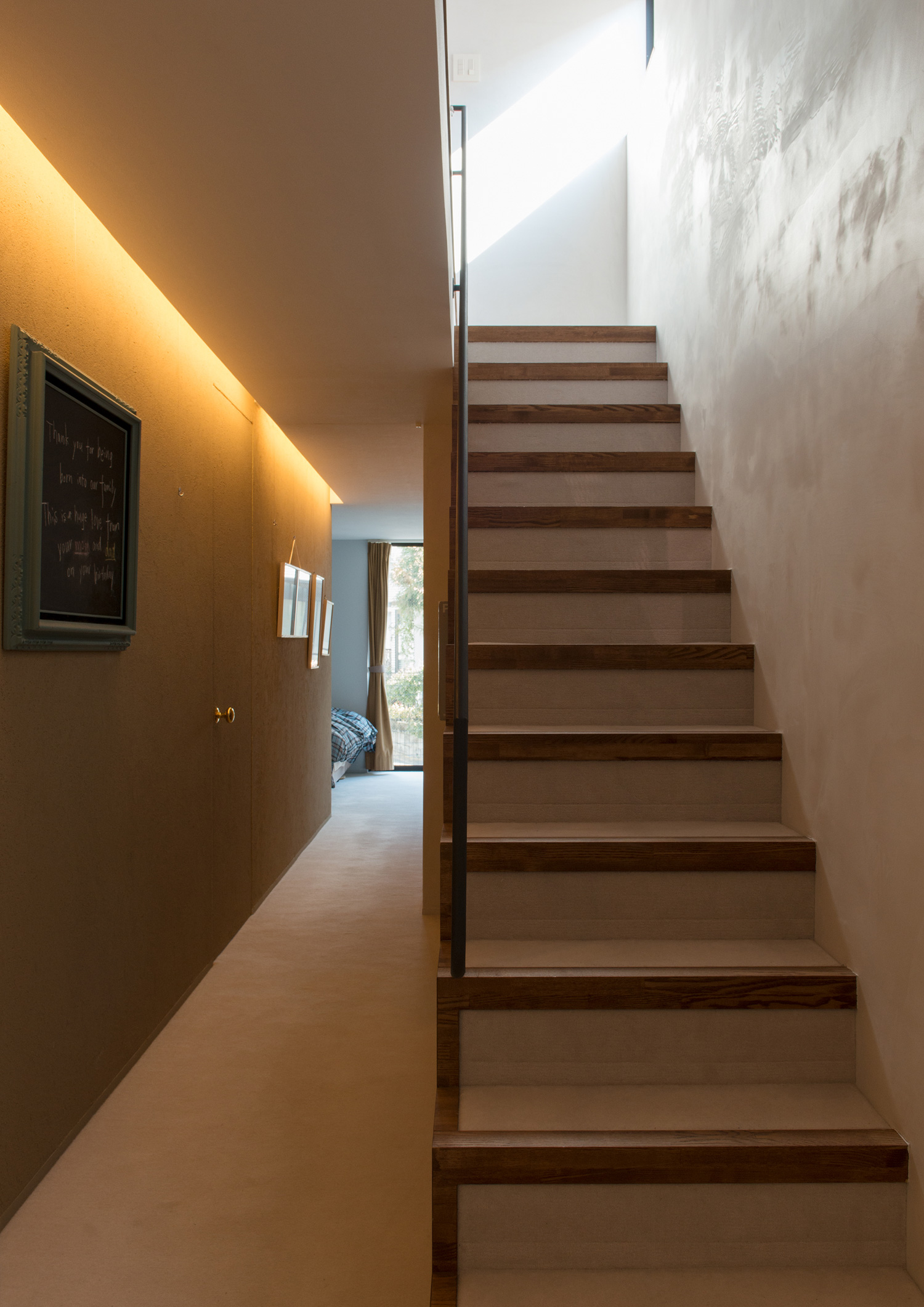 突き当りが寝室になった、階段のある廊下・デザイン住宅 注文住宅・デザイン住宅建築実例_『CASE643 だて窓のハウス』_階段