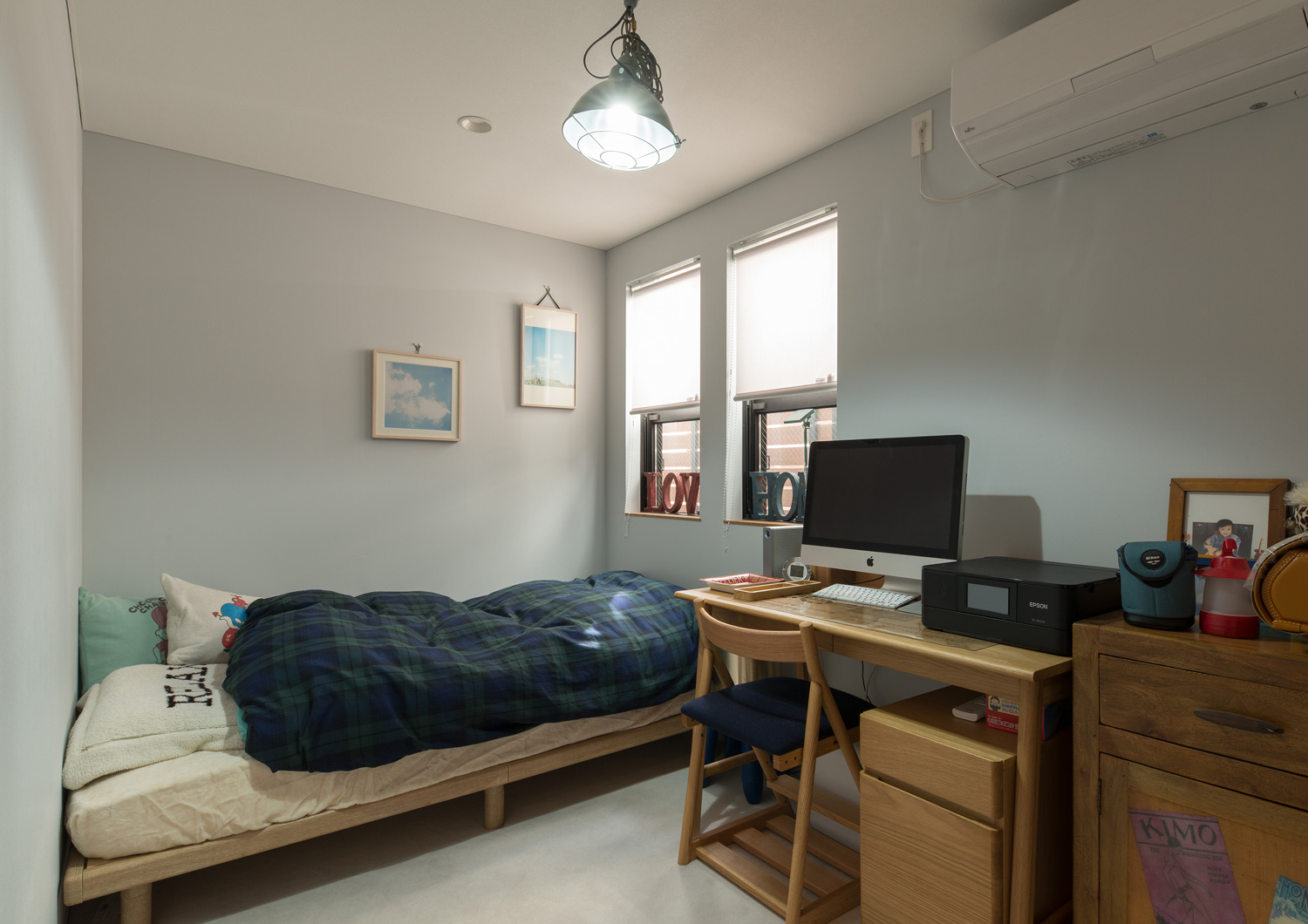 小さな窓が二つ設けられたペンダントライトのある寝室・デザイン住宅 注文住宅・デザイン住宅建築実例_『CASE643 だて窓のハウス』_子供部屋