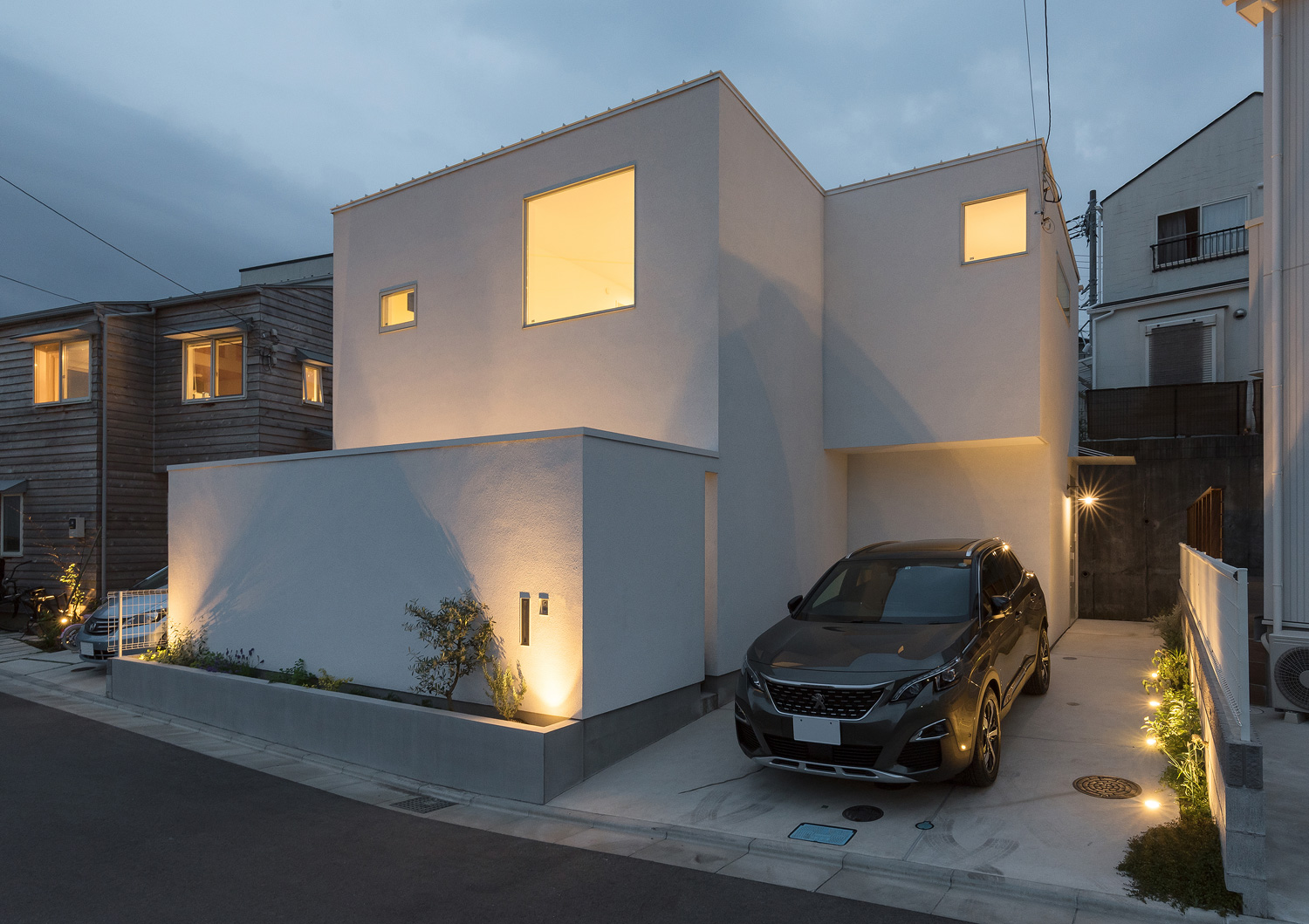 玄関アプローチや外壁に照明が取り付けられた白い外壁の住宅・デザイン住宅 注文住宅・デザイン住宅建築実例_『CASE642 優×和』_外観