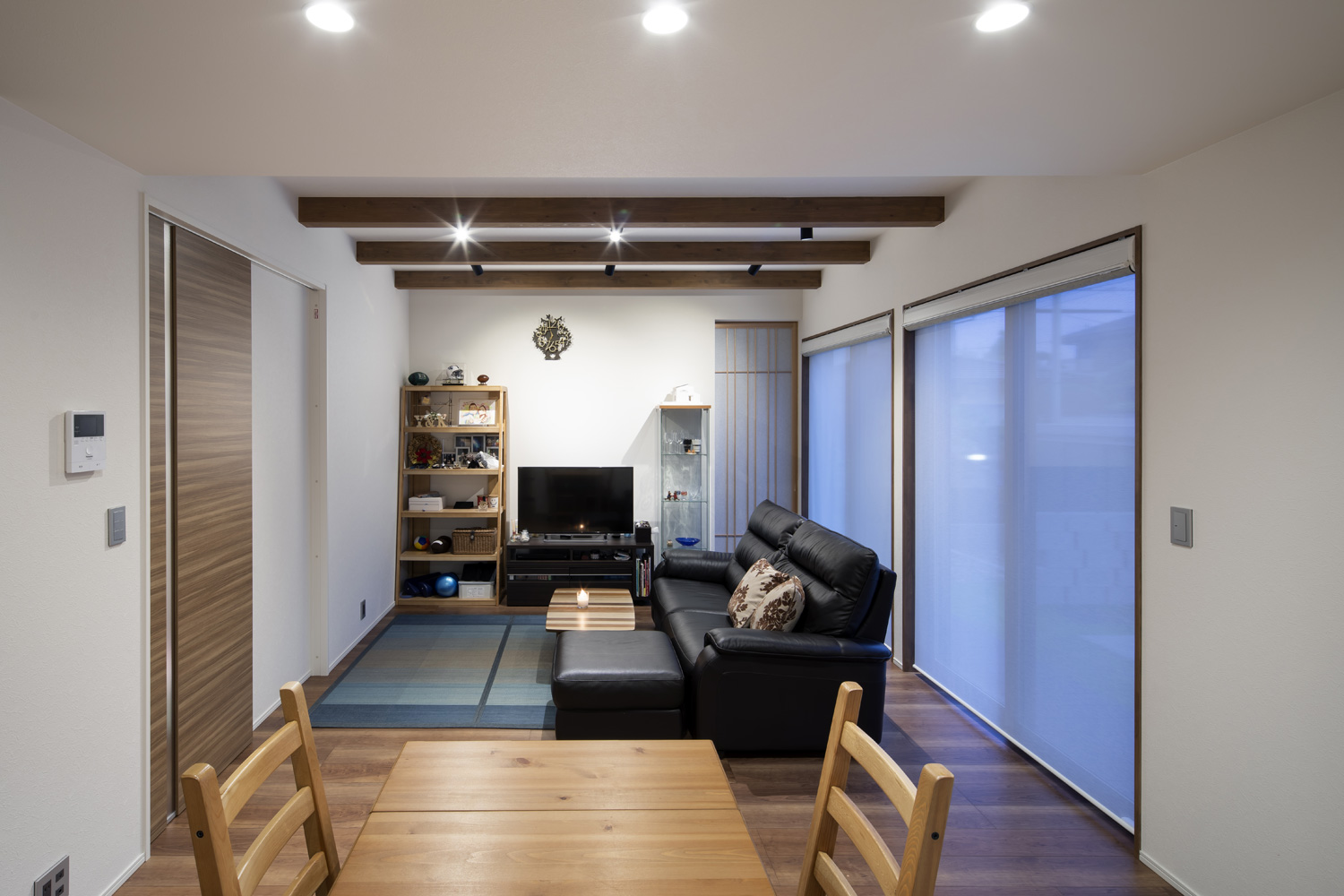 天井にダウンライトやスポットライトが取り付けられた、大きな窓のあるLDK・デザイン住宅 注文住宅・デザイン住宅建築実例_『CASE644 Oasis』_LDK