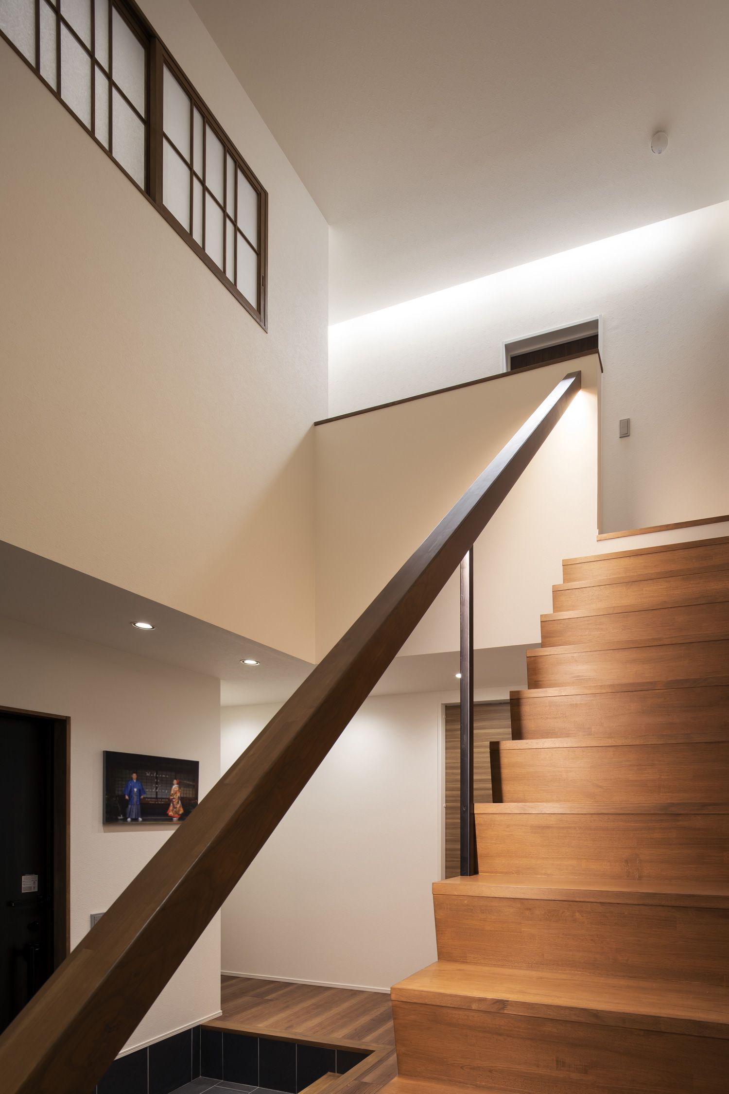 障子のような室内窓が吹き抜けに面している様子・デザイン住宅 注文住宅・デザイン住宅建築実例_『CASE644 Oasis』_階段