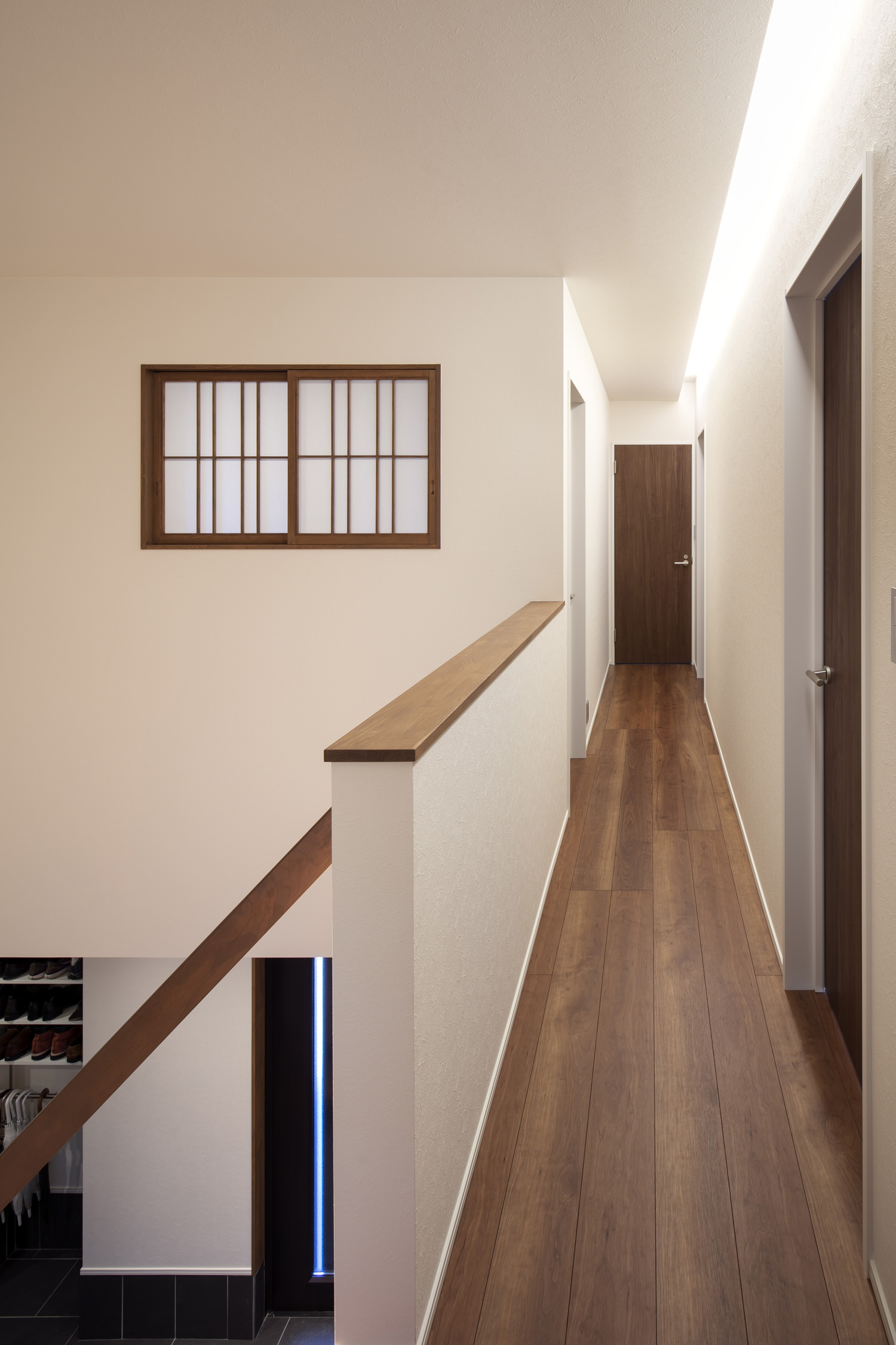 吹き抜けに面したダークブラウンのフローリングの廊下・デザイン住宅 注文住宅・デザイン住宅建築実例_『CASE644 Oasis』_廊下