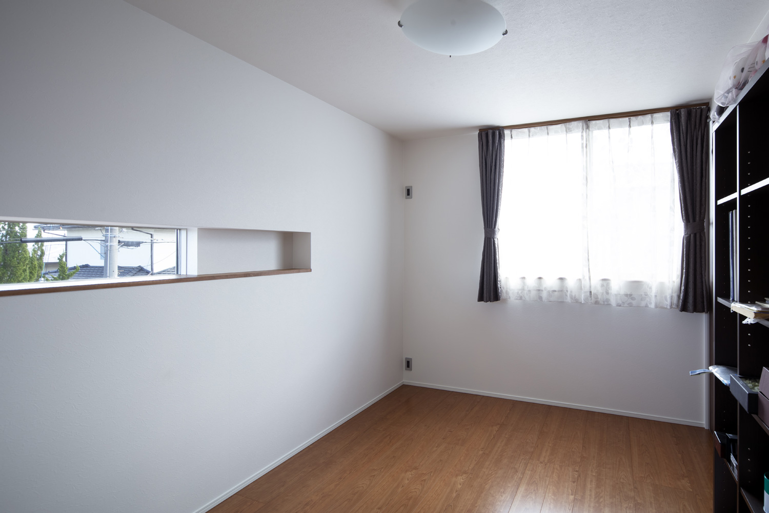 スリット窓とカーテン付きの窓が両方ある子供部屋・デザイン住宅 注文住宅・デザイン住宅建築実例_『CASE644 Oasis』_子供部屋