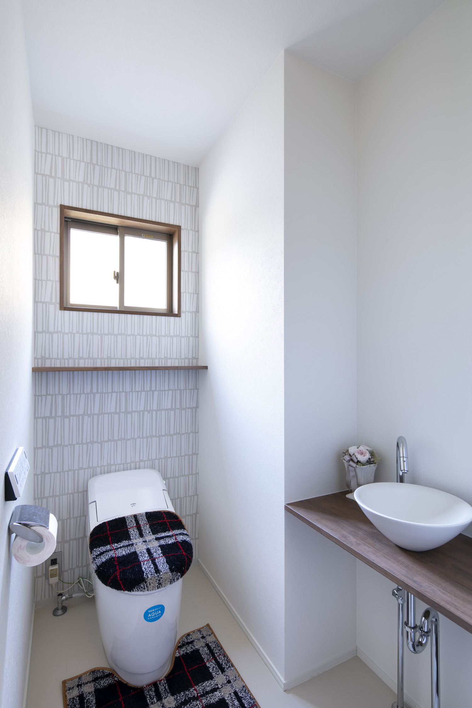 タイル風のデザインのアクセントクロスがある、薄型手洗い付きのトイレ・デザイン住宅 注文住宅・デザイン住宅建築実例_『CASE644 Oasis』_トイレ