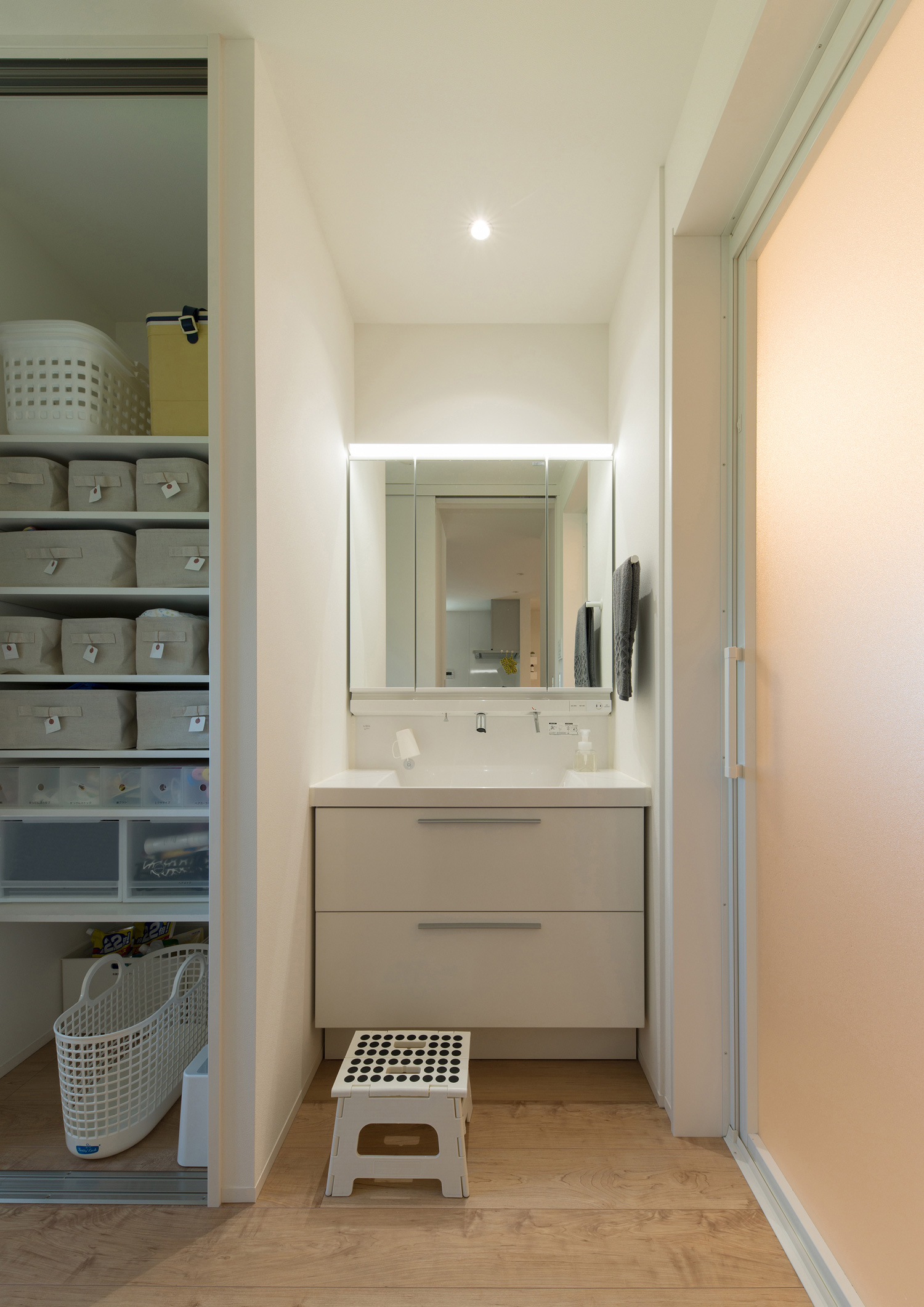 洗面台の隣に収納スペースを設けた洗面所・デザイン住宅 注文住宅・デザイン住宅建築実例_『CASE638 「BLACK BOX」』_浴室・洗面所