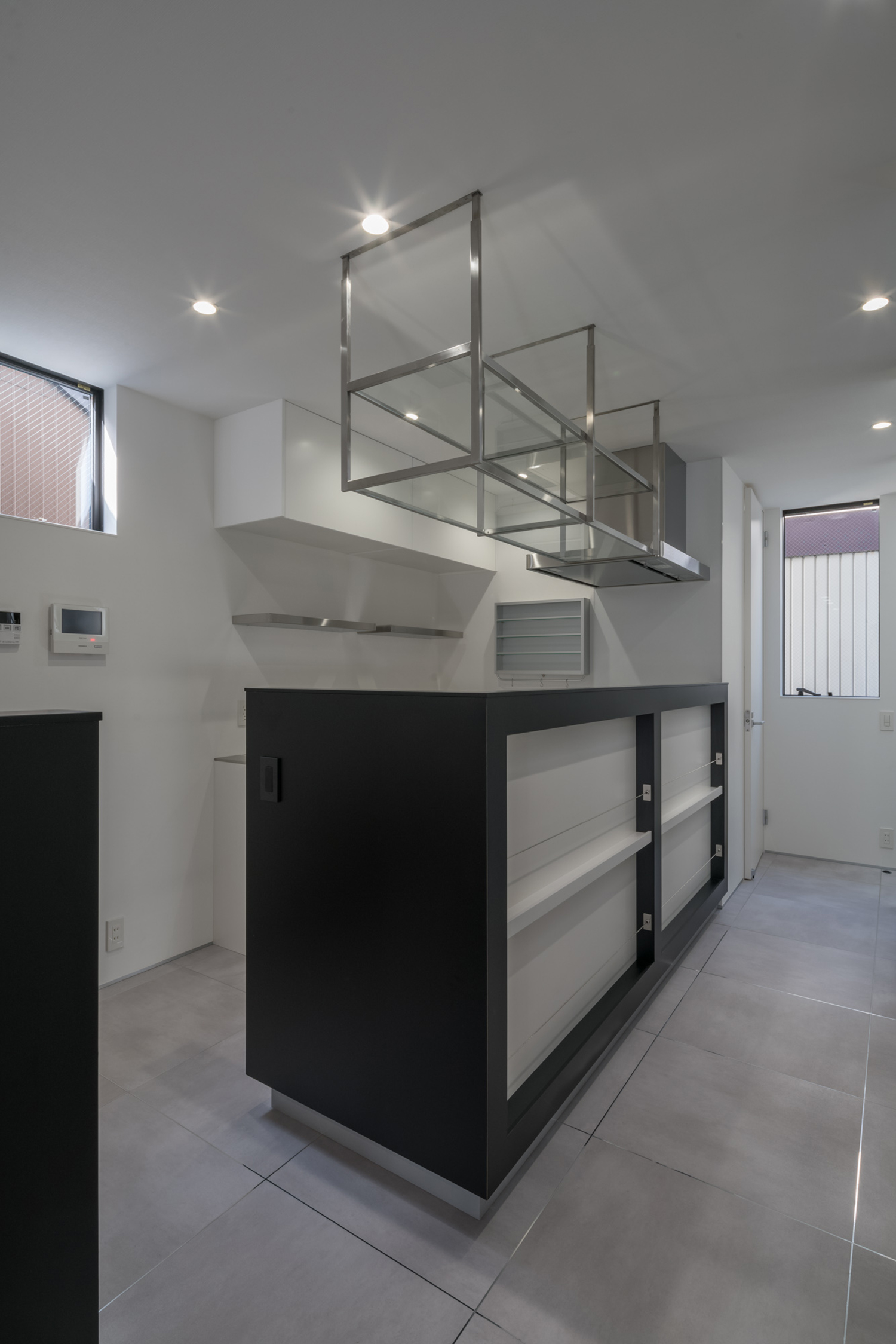 黒い腰壁をマガジンラックのようにして、頭上にステンレスの収納を設けたキッチン・デザイン住宅 注文住宅・デザイン住宅建築実例_『CASE646 鏡の家』_LDK