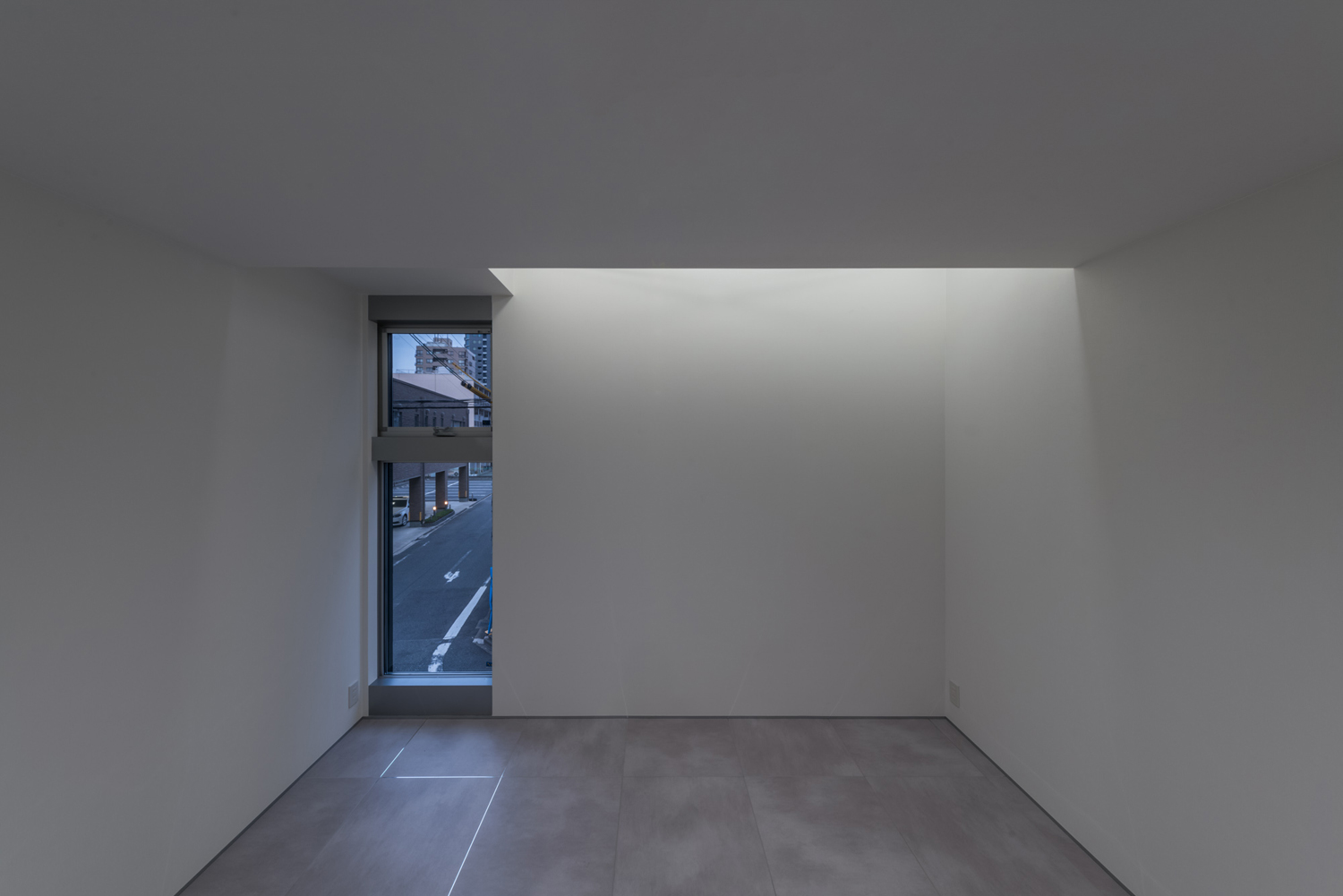 白い壁に縦長のスリット窓が取り付けられた吹き抜けのある空間・デザイン住宅 注文住宅・デザイン住宅建築実例_『CASE646 鏡の家』_LDK