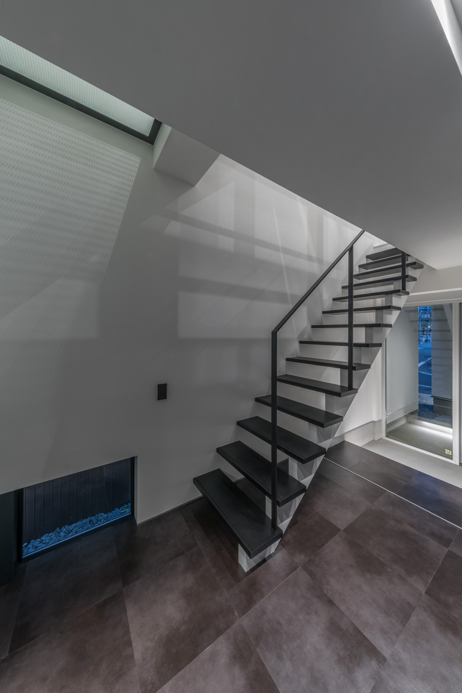 黒いタイルのフロアにある、黒いアイアンのスケルトン階段・デザイン住宅 注文住宅・デザイン住宅建築実例_『CASE646 鏡の家』_階段