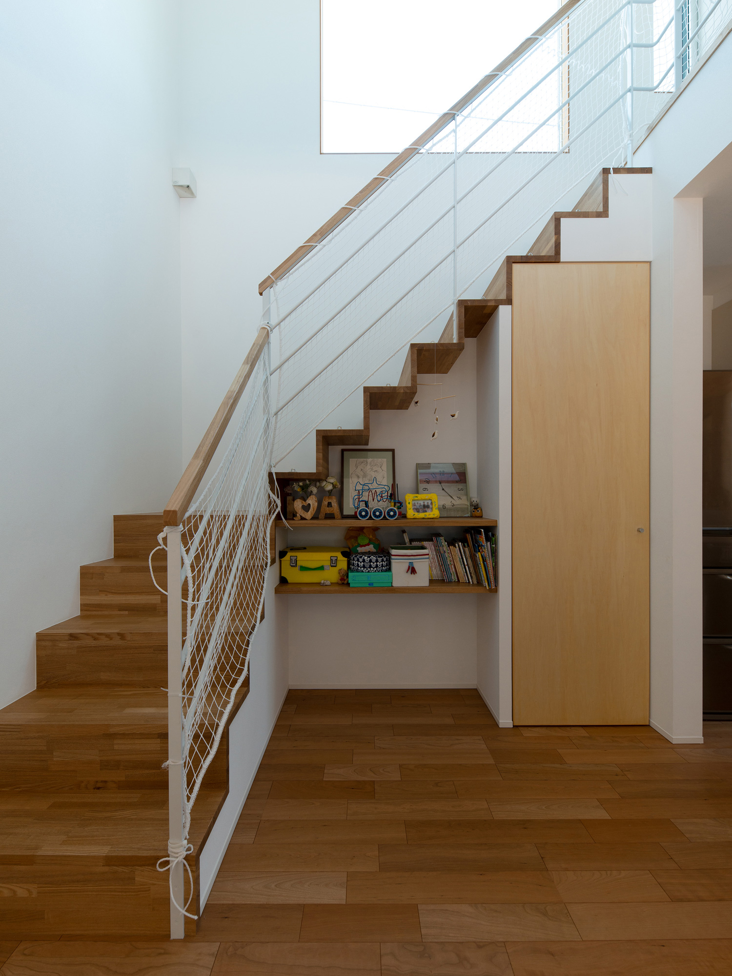 スケルトン階段の下部分を収納として活用した様子・デザイン住宅 注文住宅・デザイン住宅建築実例_『CASE647 ニコニコハウス』_階段