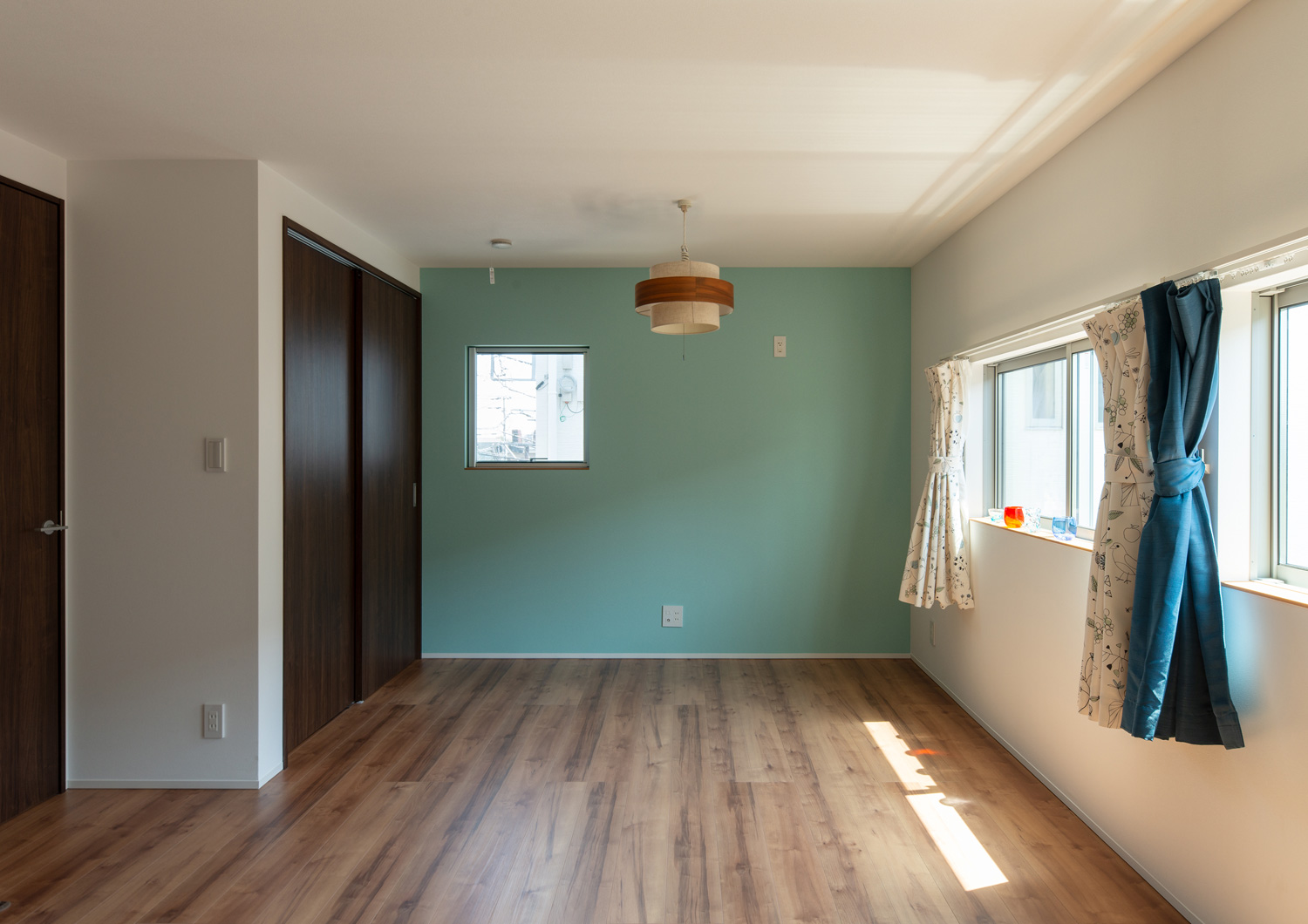 水色のアクセントクロスを設けた小さな窓のある子供部屋・デザイン住宅 注文住宅・デザイン住宅建築実例_『CASE647 ニコニコハウス』_子供部屋