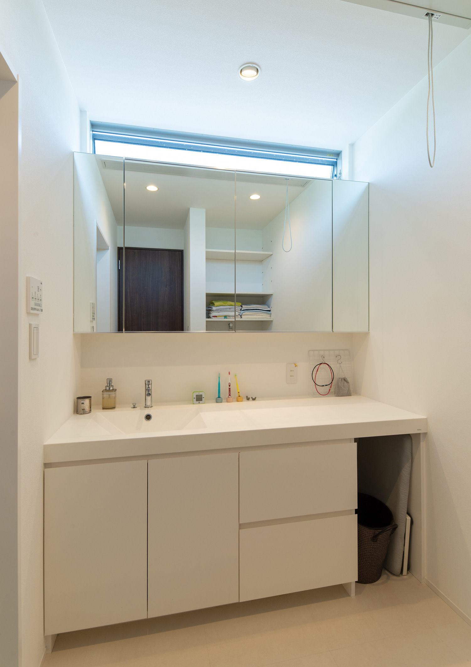 天井近くにスリット窓を設けた白い洗面所・デザイン住宅 注文住宅・デザイン住宅建築実例_『CASE647 ニコニコハウス』_浴室・洗面所