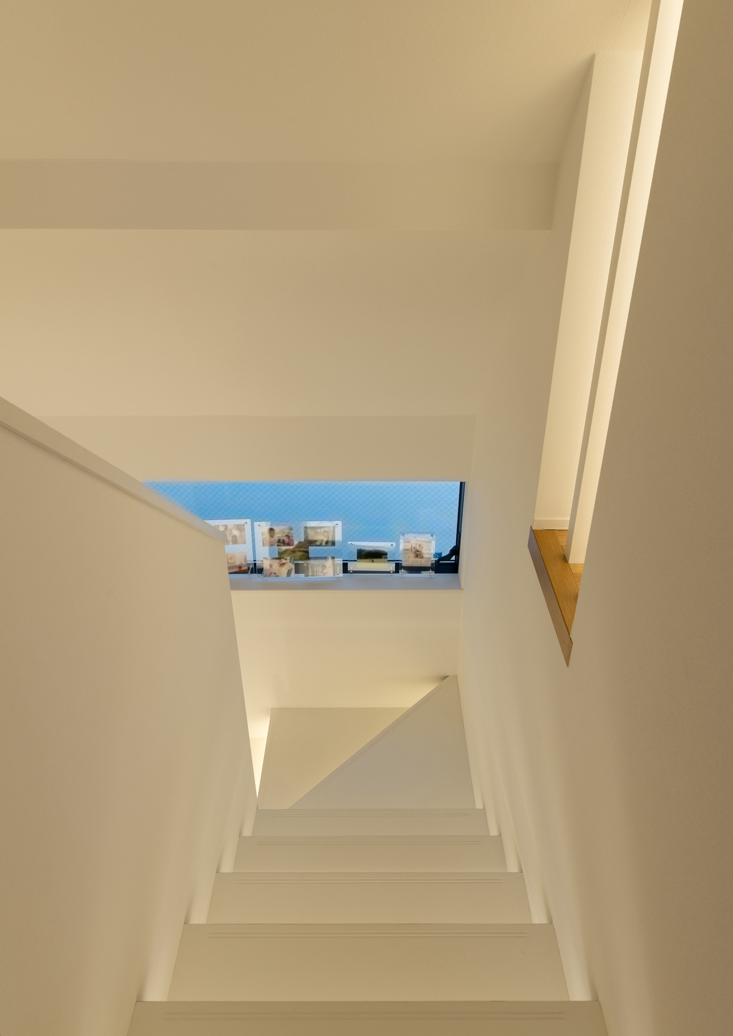 白い壁に囲まれた白いスケルトン階段を上から見た様子・デザイン住宅 注文住宅・デザイン住宅建築実例_『CASE648 白鍵の家』_階段