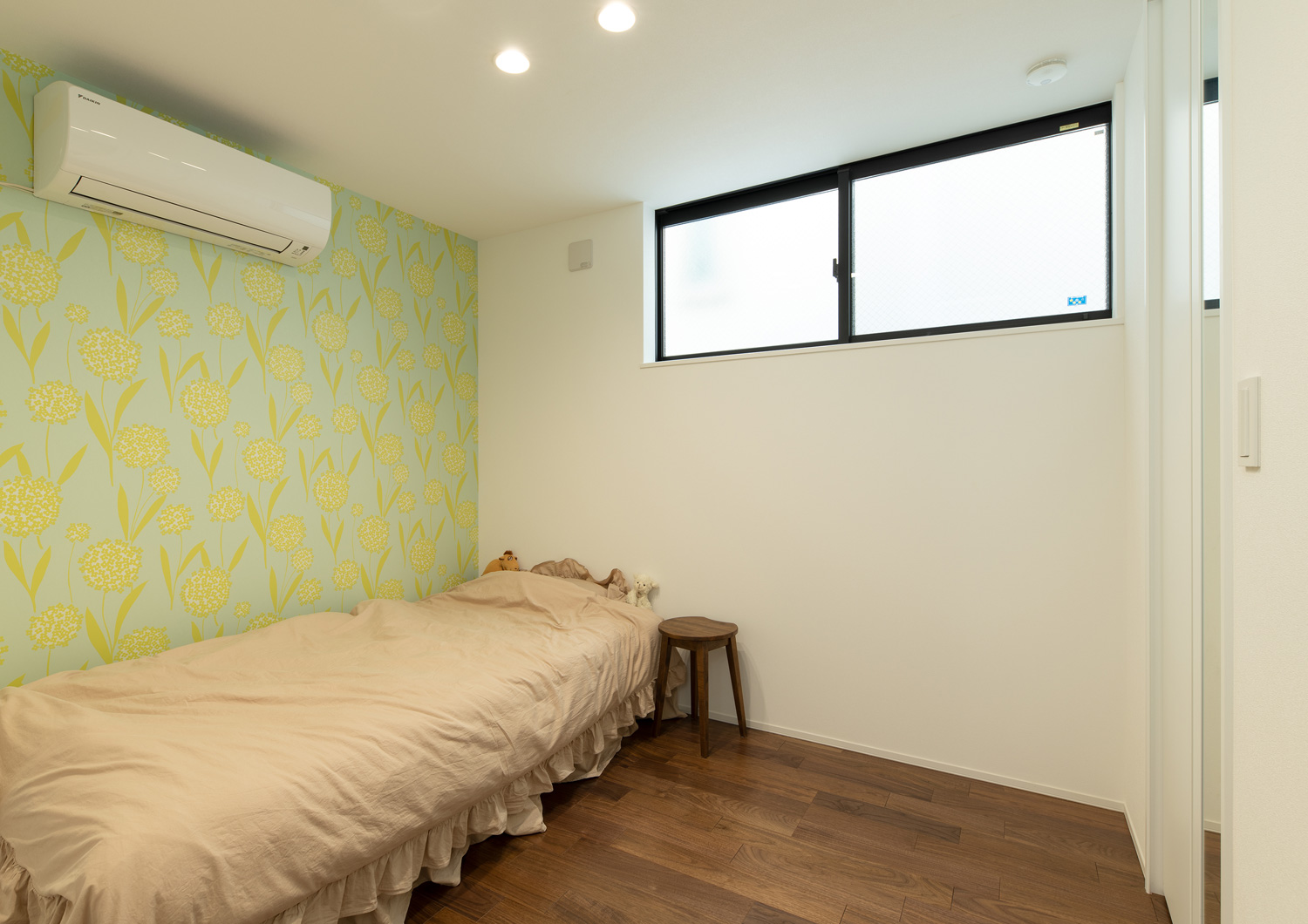 グリーンの花柄のアクセントクロスがある寝室・デザイン住宅 注文住宅・デザイン住宅建築実例_『CASE648 白鍵の家』_寝室