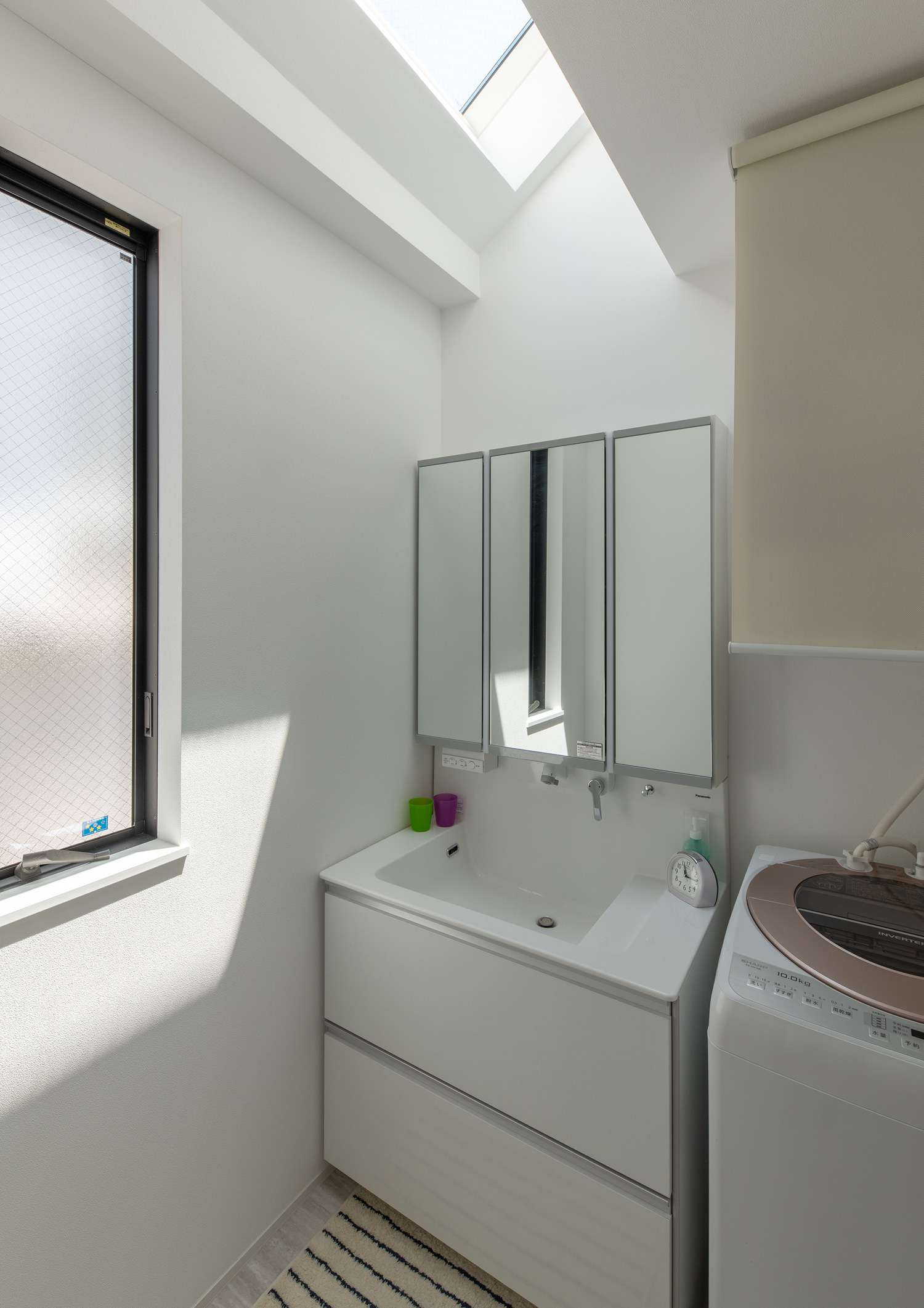 天窓を設けた白い壁の洗面所・デザイン住宅 注文住宅・デザイン住宅建築実例_『CASE648 白鍵の家』_浴室・洗面所