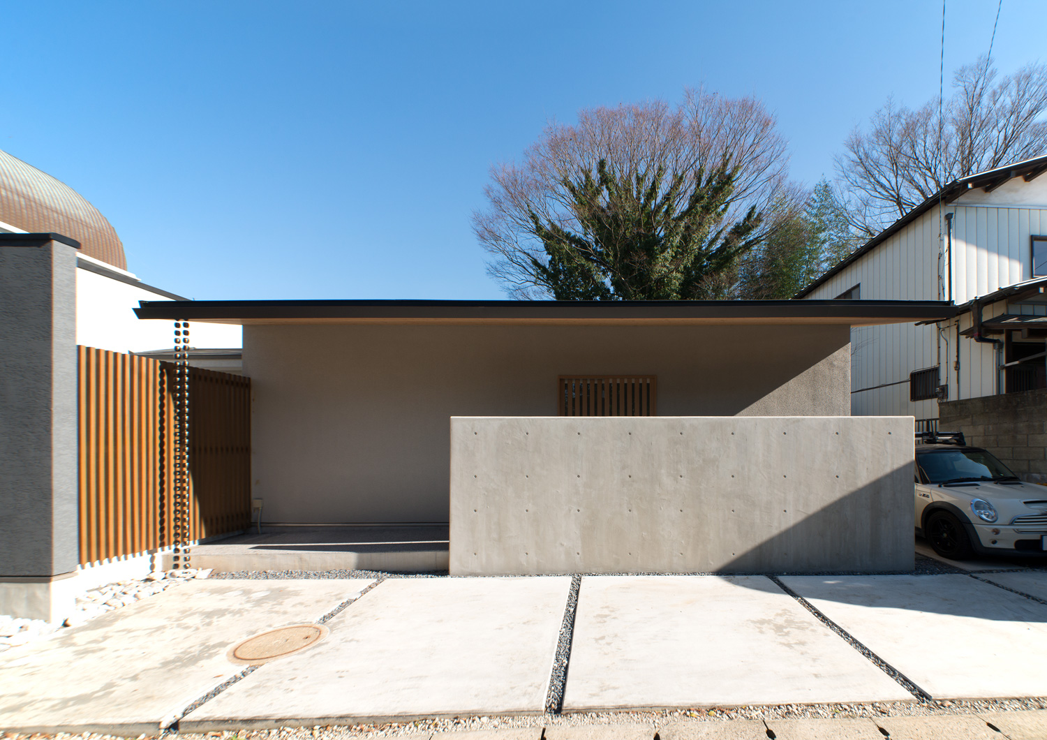 グレーを中心とした外壁にルーバーなど木材がアクセントになった外観・デザイン住宅 注文住宅・デザイン住宅建築実例_『CASE649 光の通り道』_外観