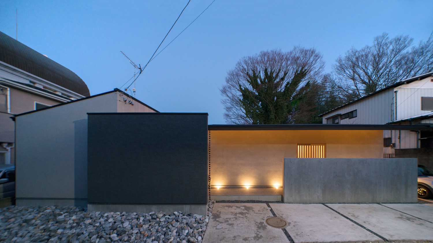 平屋住宅の外観が地面に取り付けられた三つの照明に照らされる様子・デザイン住宅 注文住宅・デザイン住宅建築実例_『CASE649 光の通り道』_外観