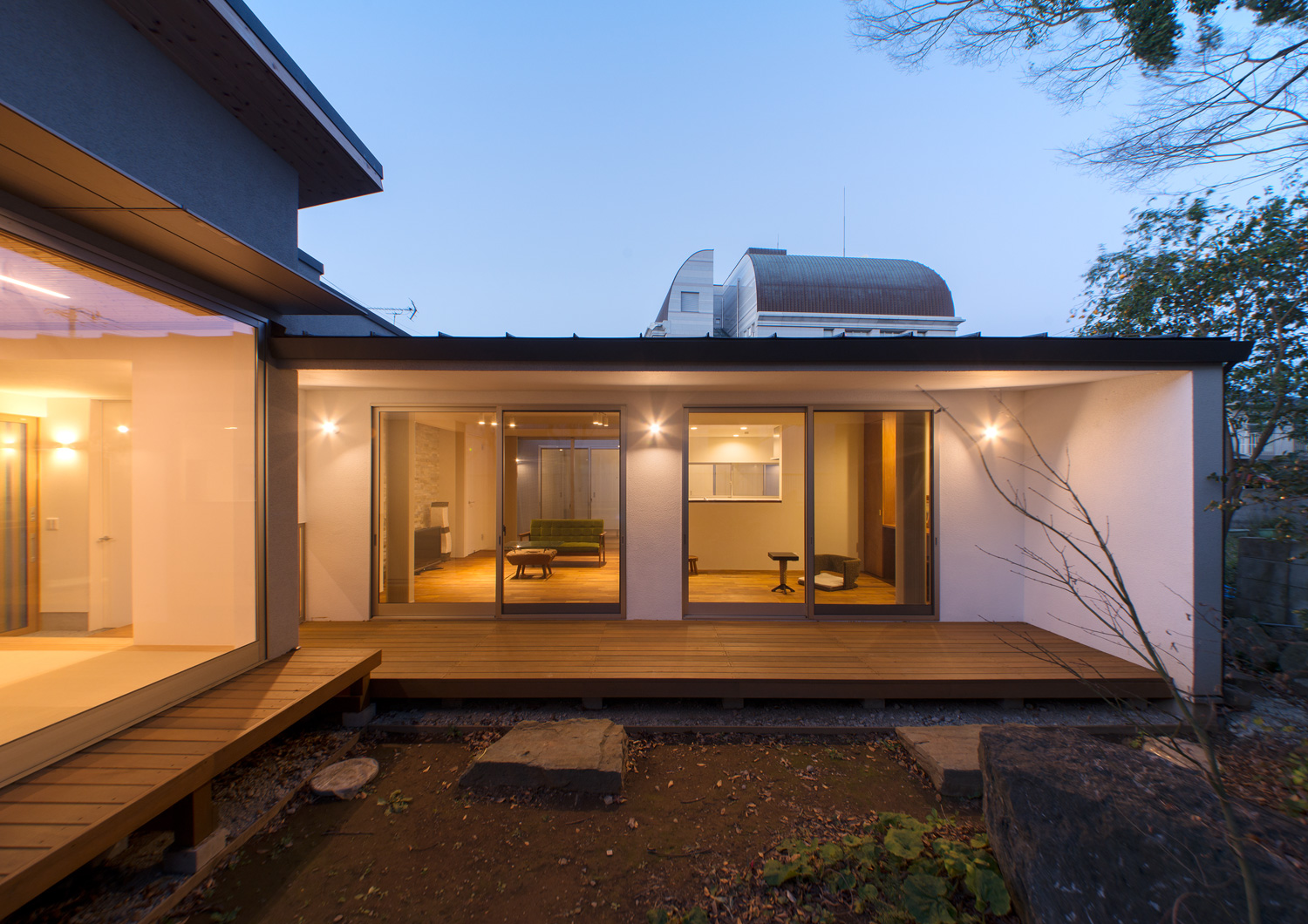 縁側の壁に照明が取り付けられた平屋住宅・デザイン住宅 注文住宅・デザイン住宅建築実例_『CASE649 光の通り道』_外観